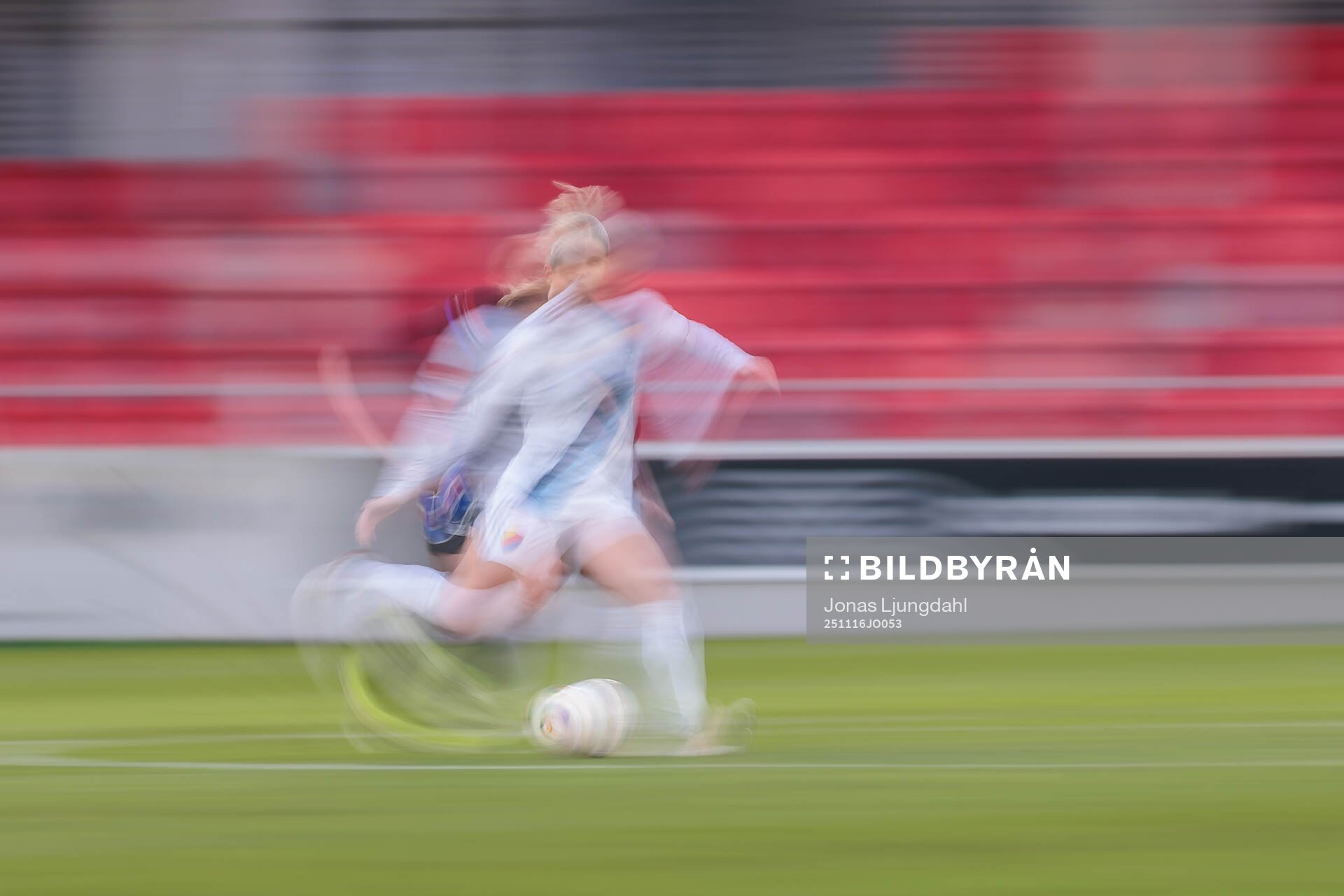 Spelare springer med boll