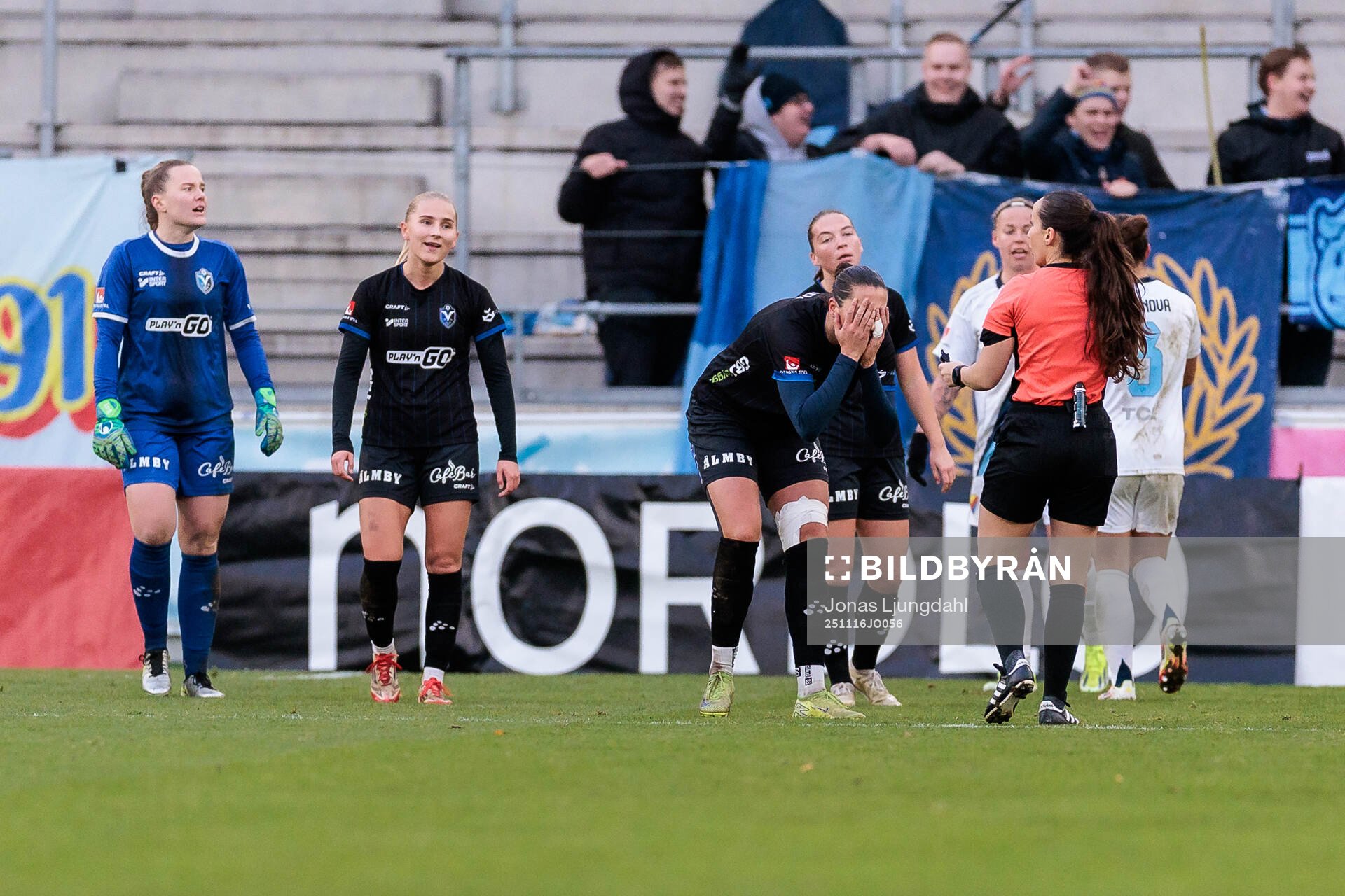 Växjö DFFs Nellie Karlsson reagerar på ett domslut