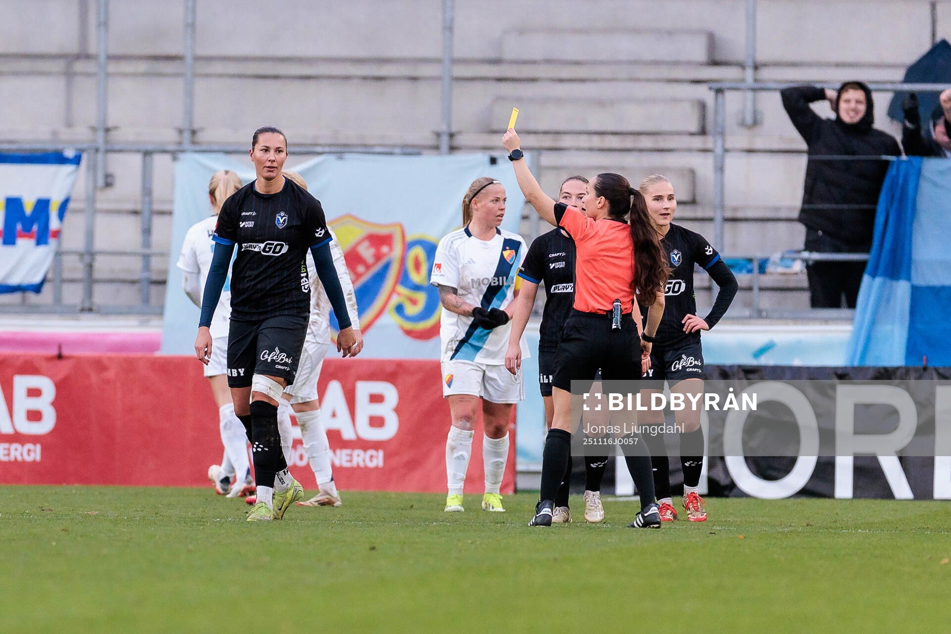 Växjö DFFs Nellie Karlsson tilldelas gult kort av Domare