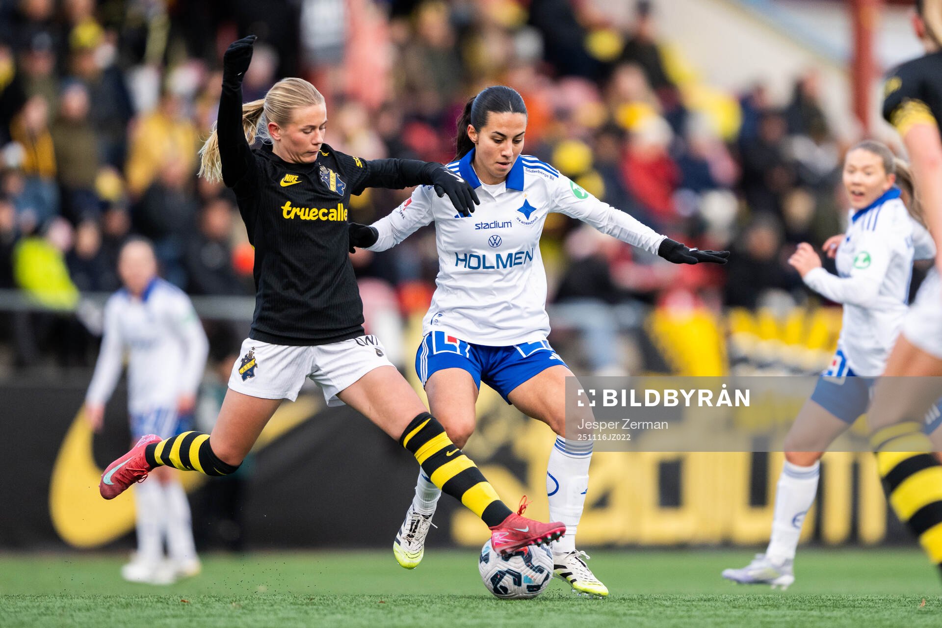 AIKs Olivia Lindstedt och IFK Norrköpings Vesna Milivojevic