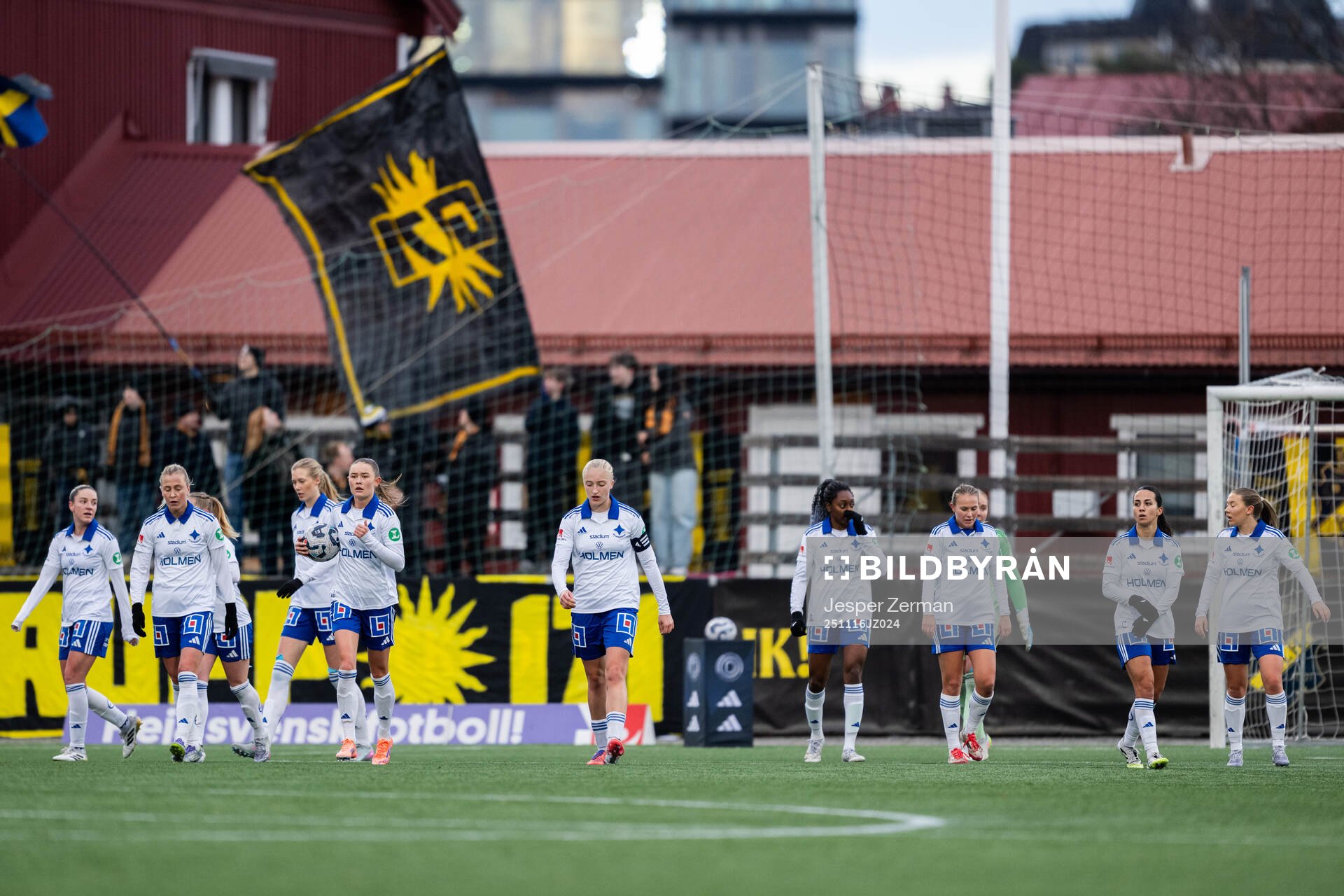 IFK Norrköpings Wilma Leidhammar med lagkamrater deppar