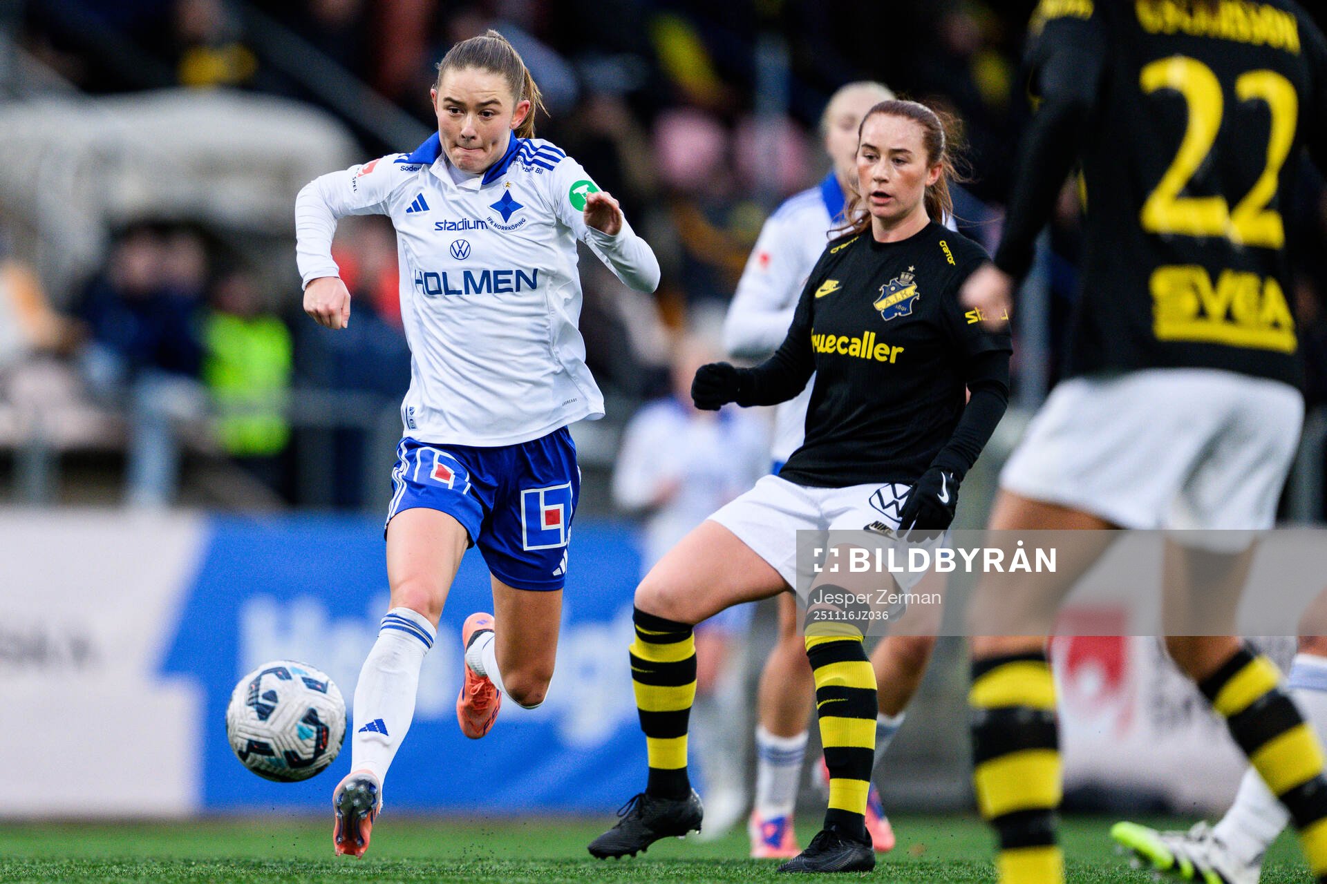 IFK Norrköpings Svea Rehnberg och AIKs Ella Reidy