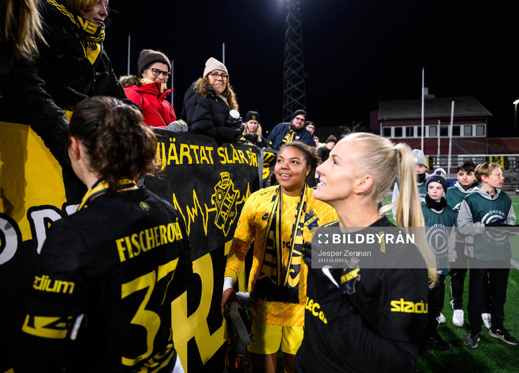 AIKs målvakt Serina Backmark tackas av