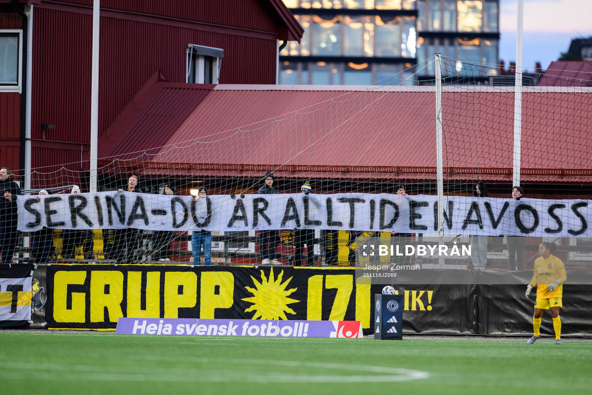 AIKs supportrar med en banderoll tillägnad målvakt Serina