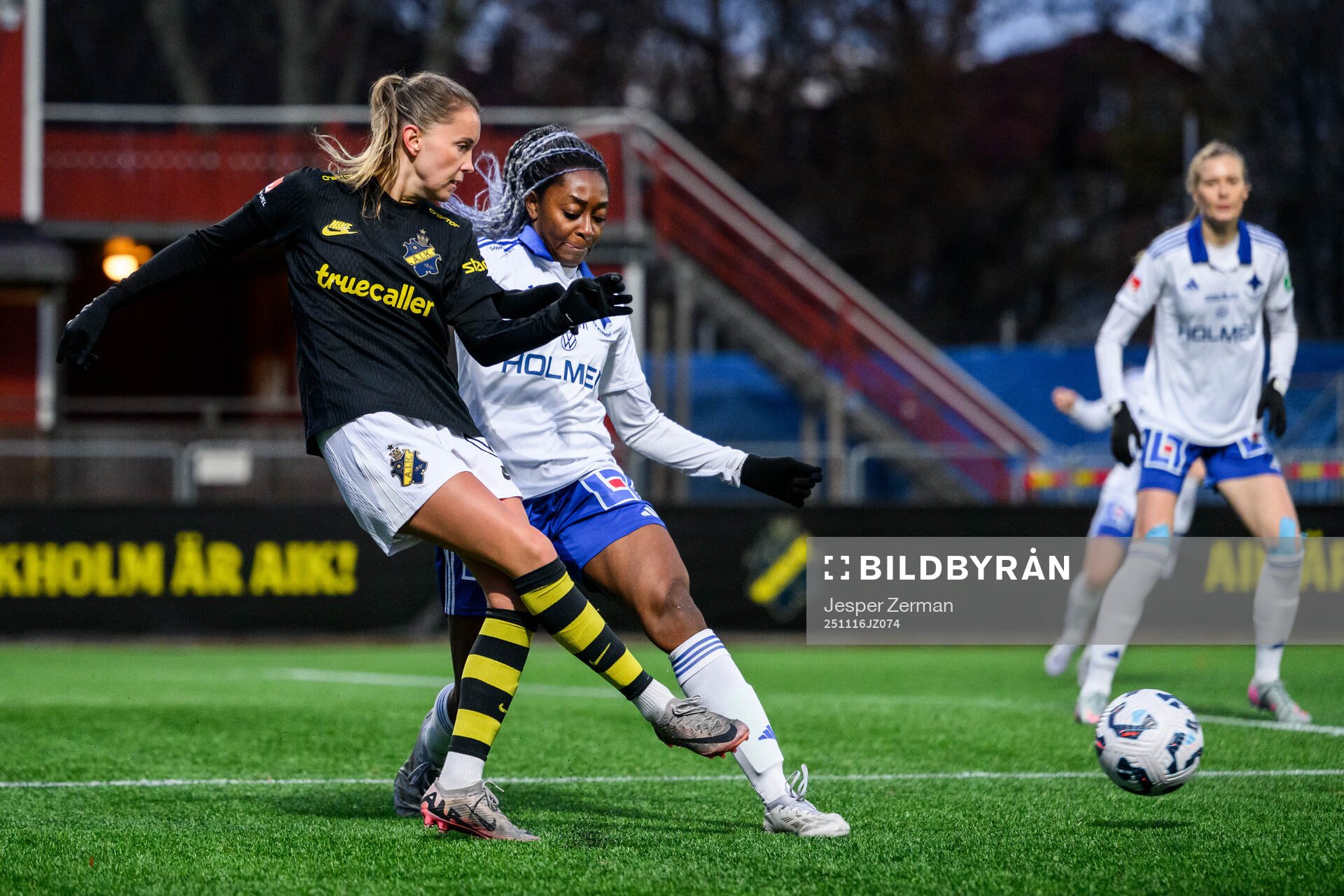 AIKs Adelisa Grabus och IFK Norrköpings Maya Aliyah Antoine