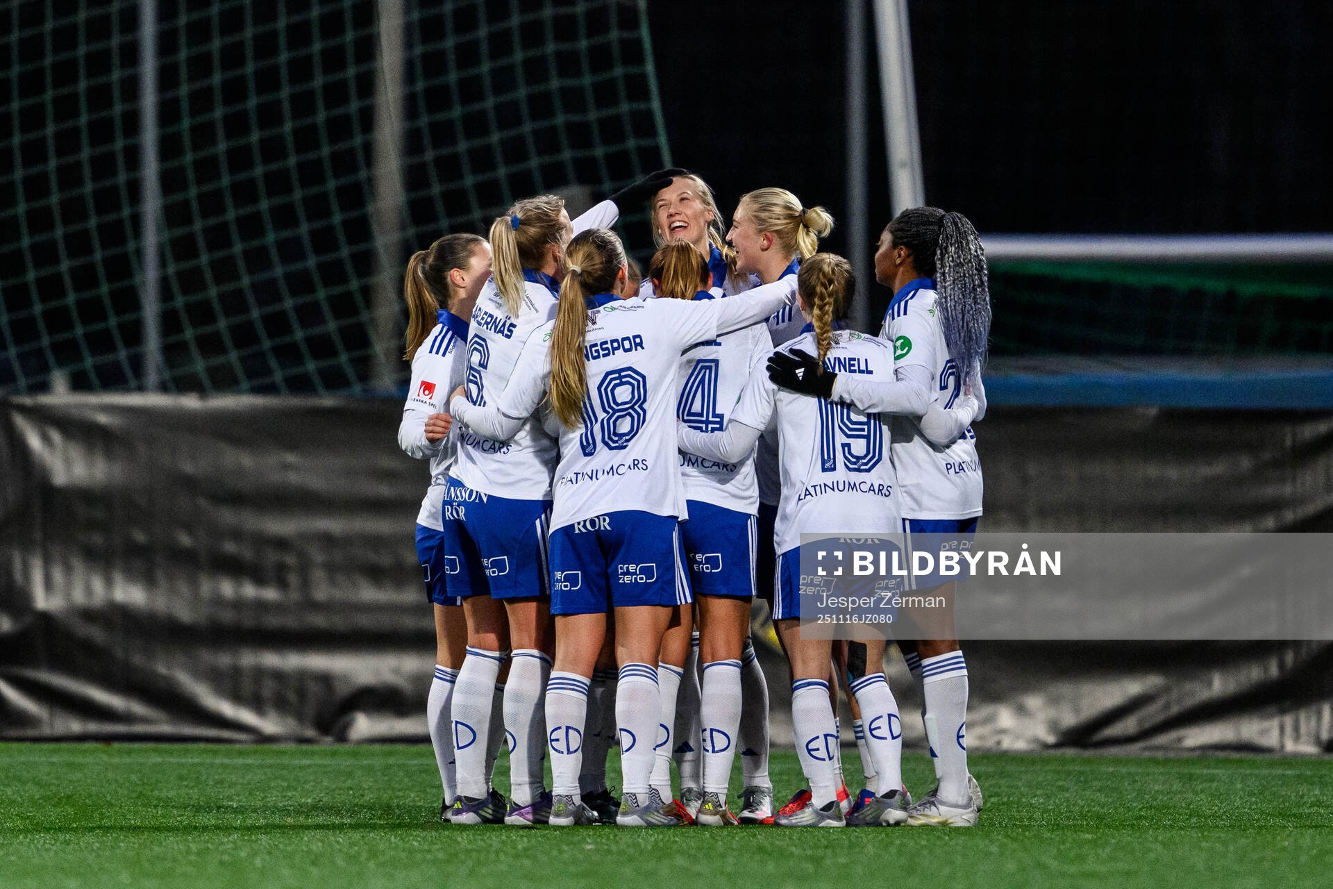 IFK Norrköpings Ebba Handfast jublar med lagkamrater