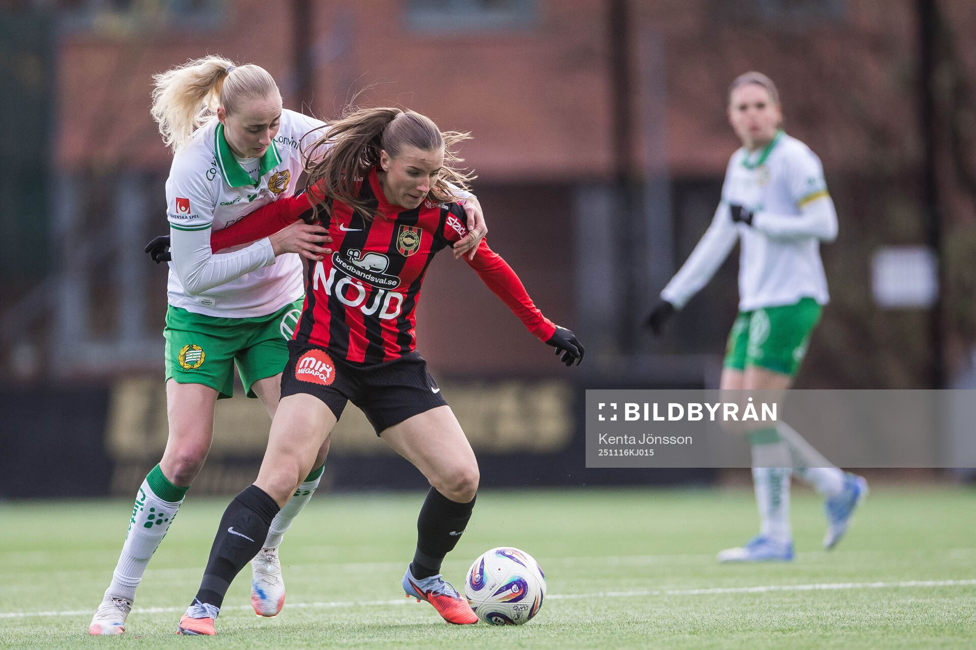Hammarbys Emilie Bragstad och Brommapojkarnas Louise