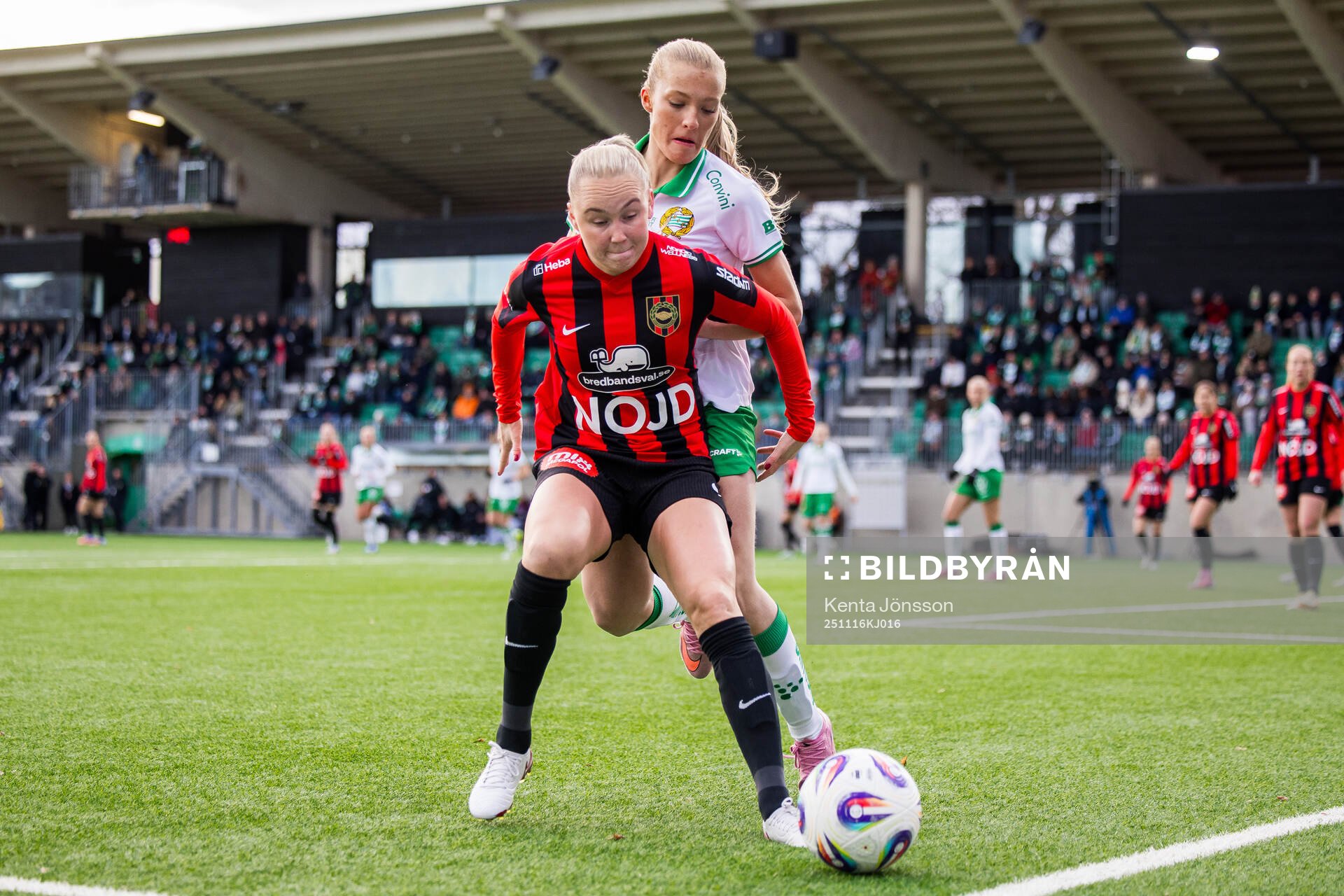 Brommapojkarnas Wilma Wärulf och Hammarbys Smilla Holmberg