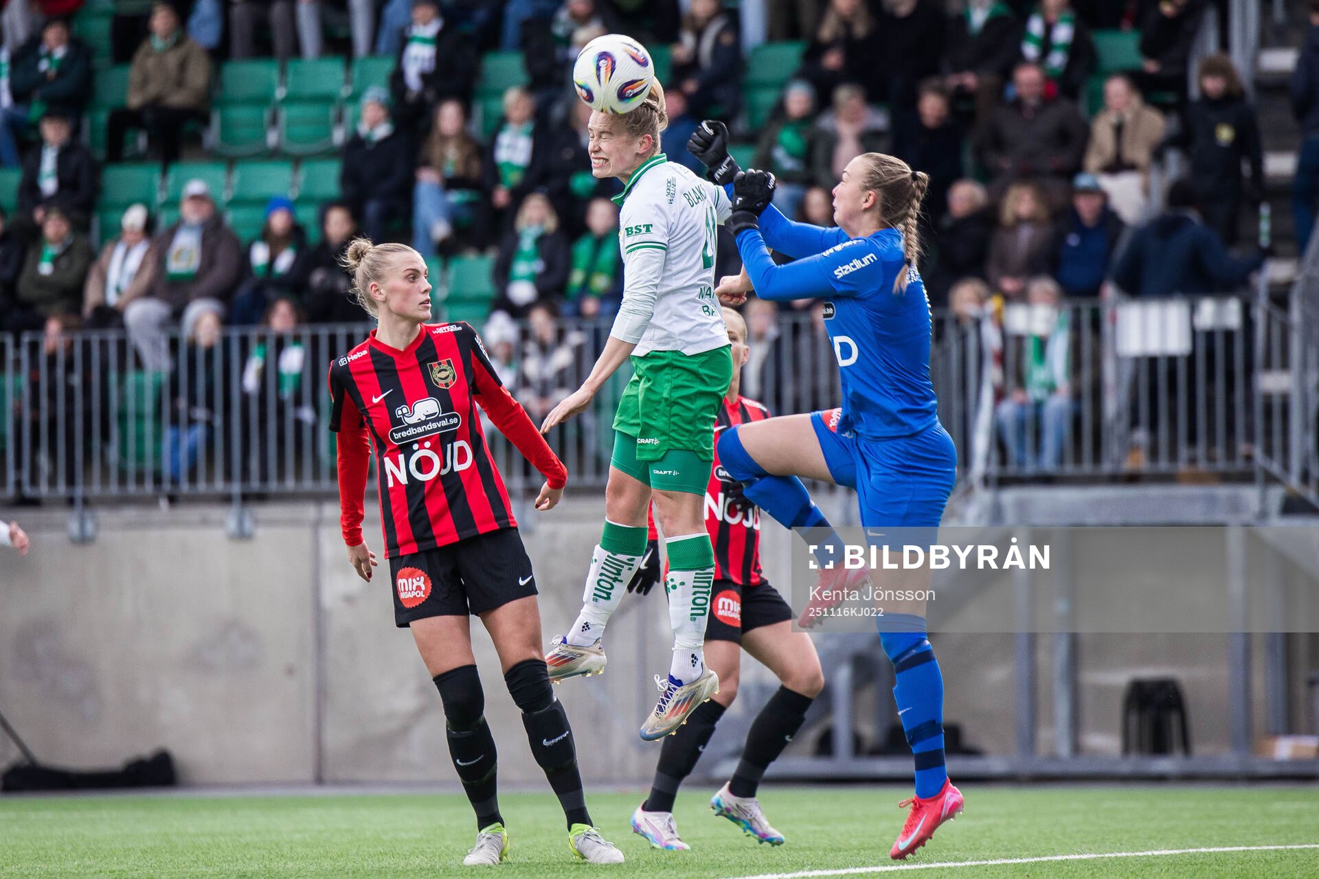 Hammarbys Julie Blakstad och Brommapojkarnas målvakt Clara