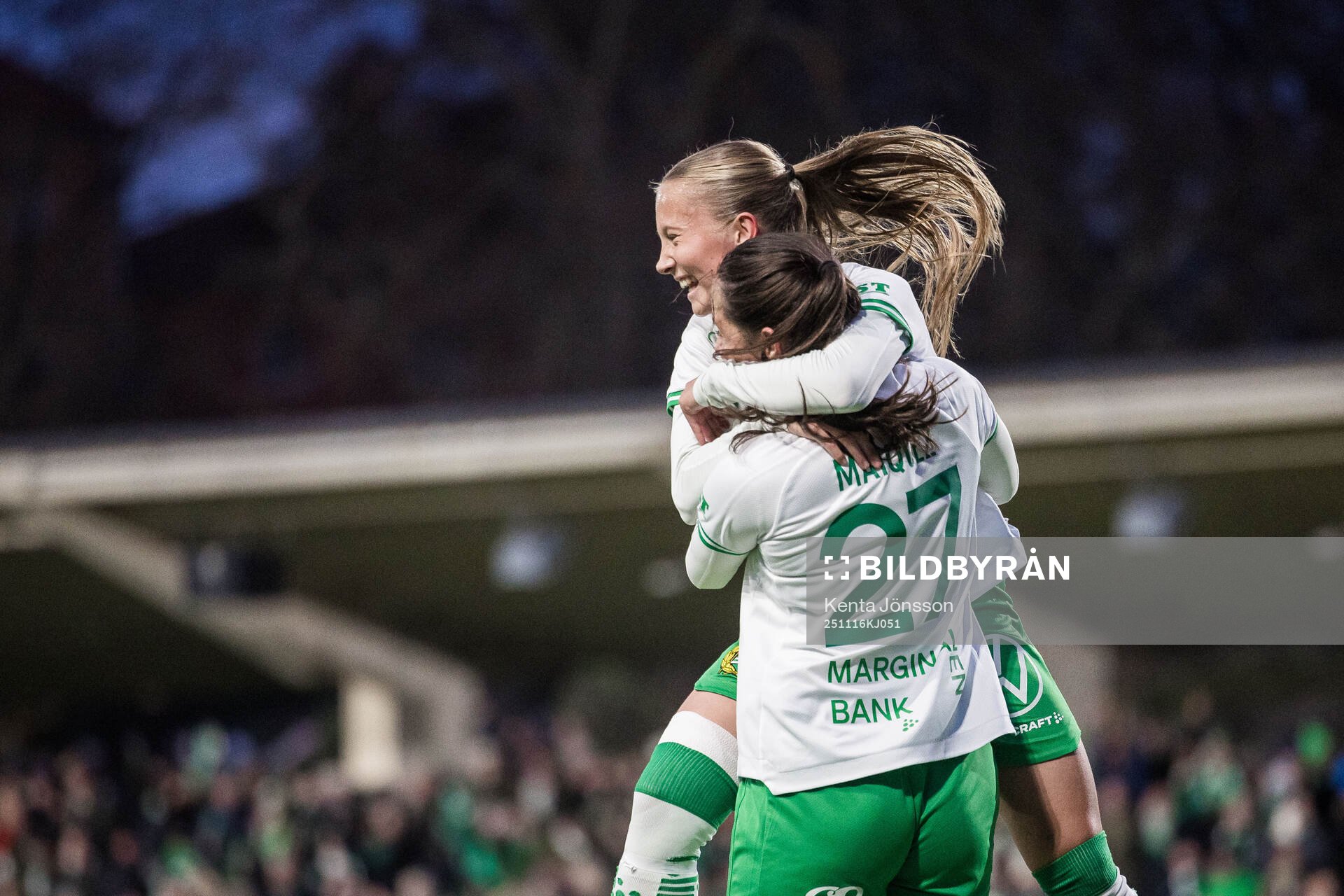 Hammarbys Stella Maiquez jublar med Fanny Peterson