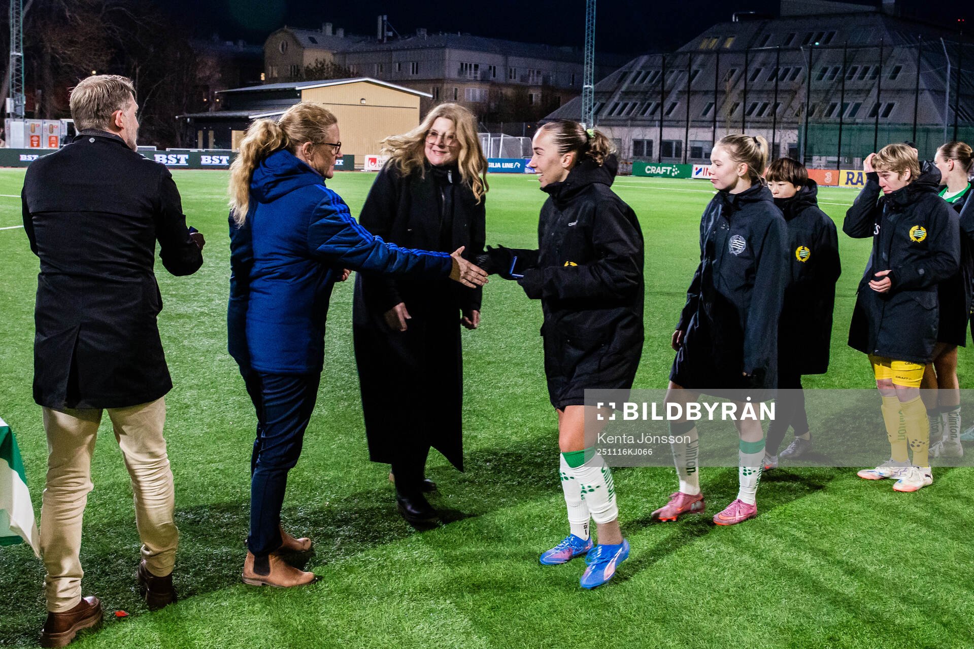 Hammarbys Athinna Persson Lundgren tar emot silvermedlajerna