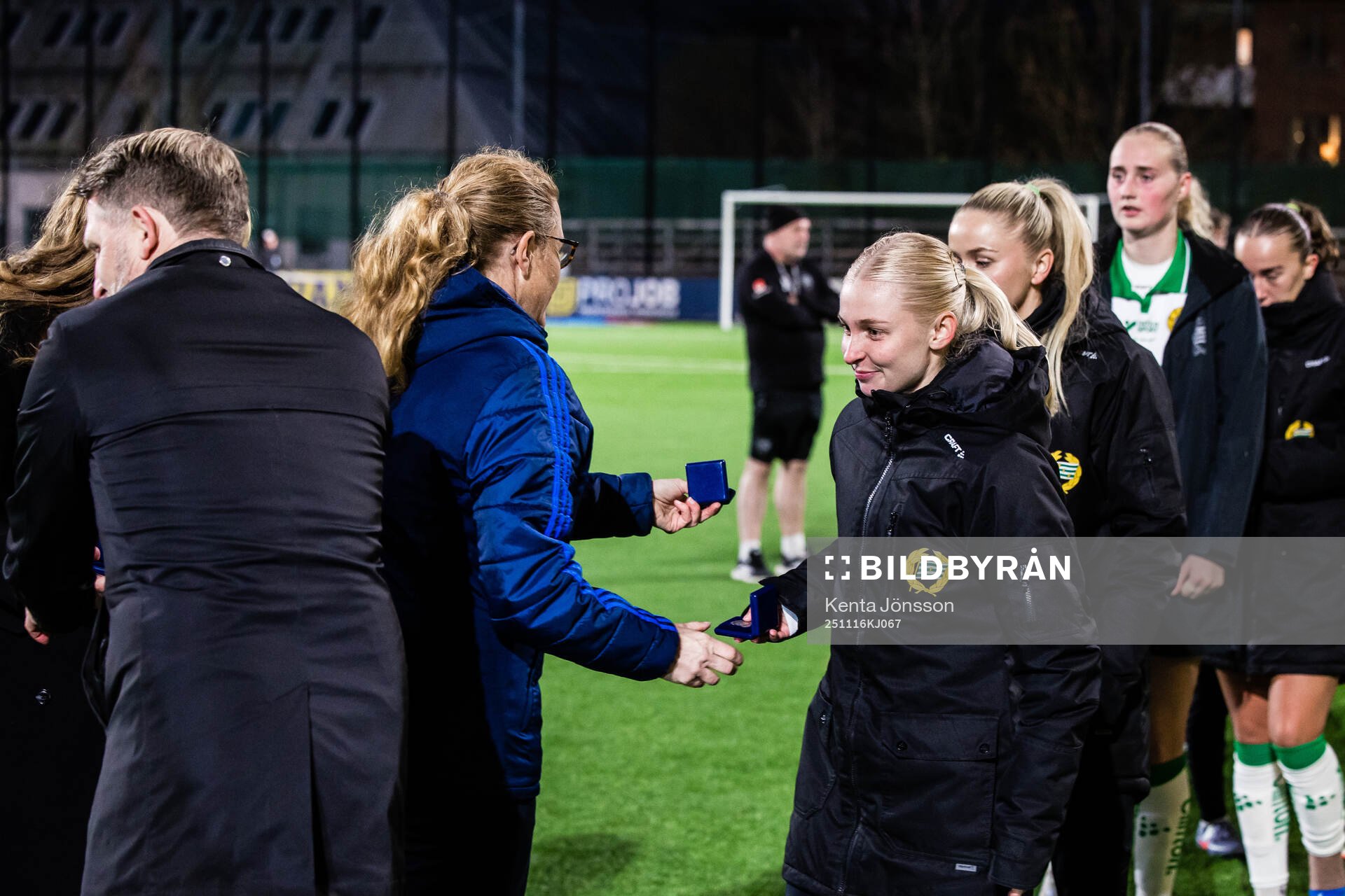 Hammarbys Emilie Joramo tar emot silvermedlajerna