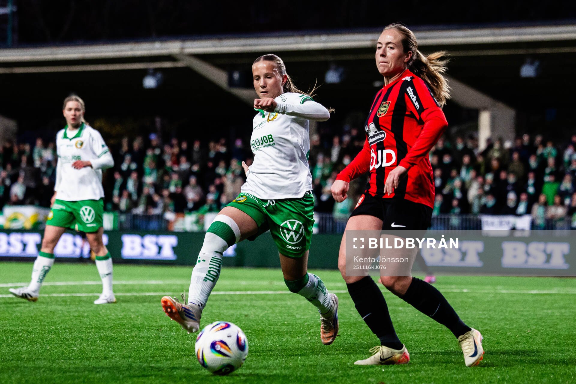 Hammarbys Fanny Peterson och Brommapojkarnas Alice Ahlberg