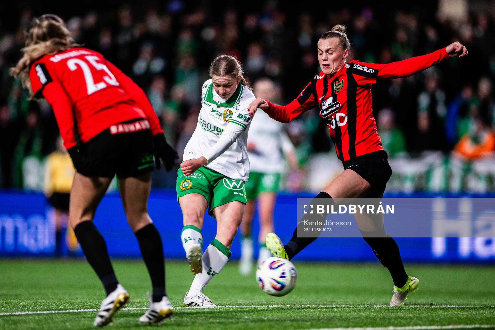 Hammarbys Hannah Sjödahl och Brommapojkarnas Amanda Wulff
