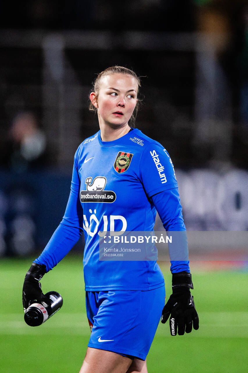 Brommapojkarnas målvakt Clara Ekstrand deppar