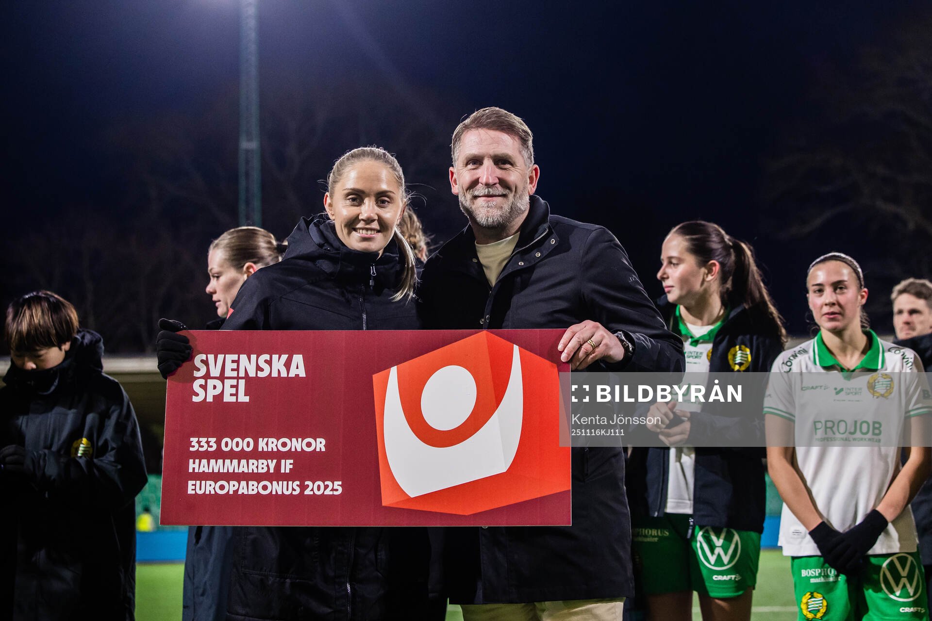 Hammarbys Alice Carlsson tar emot en check från Svenska