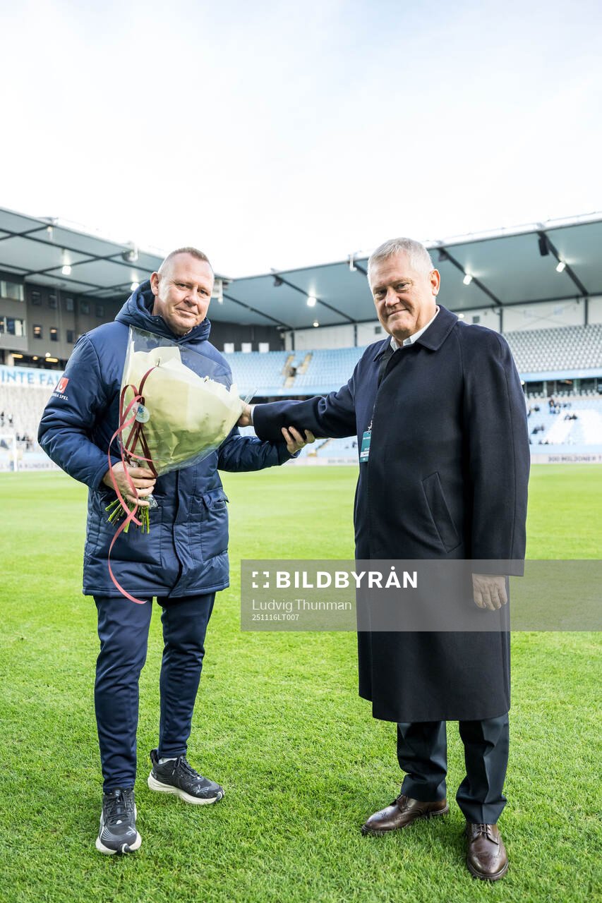 Malmö FFs lagledare Anders Nilsson tackas av ordförande