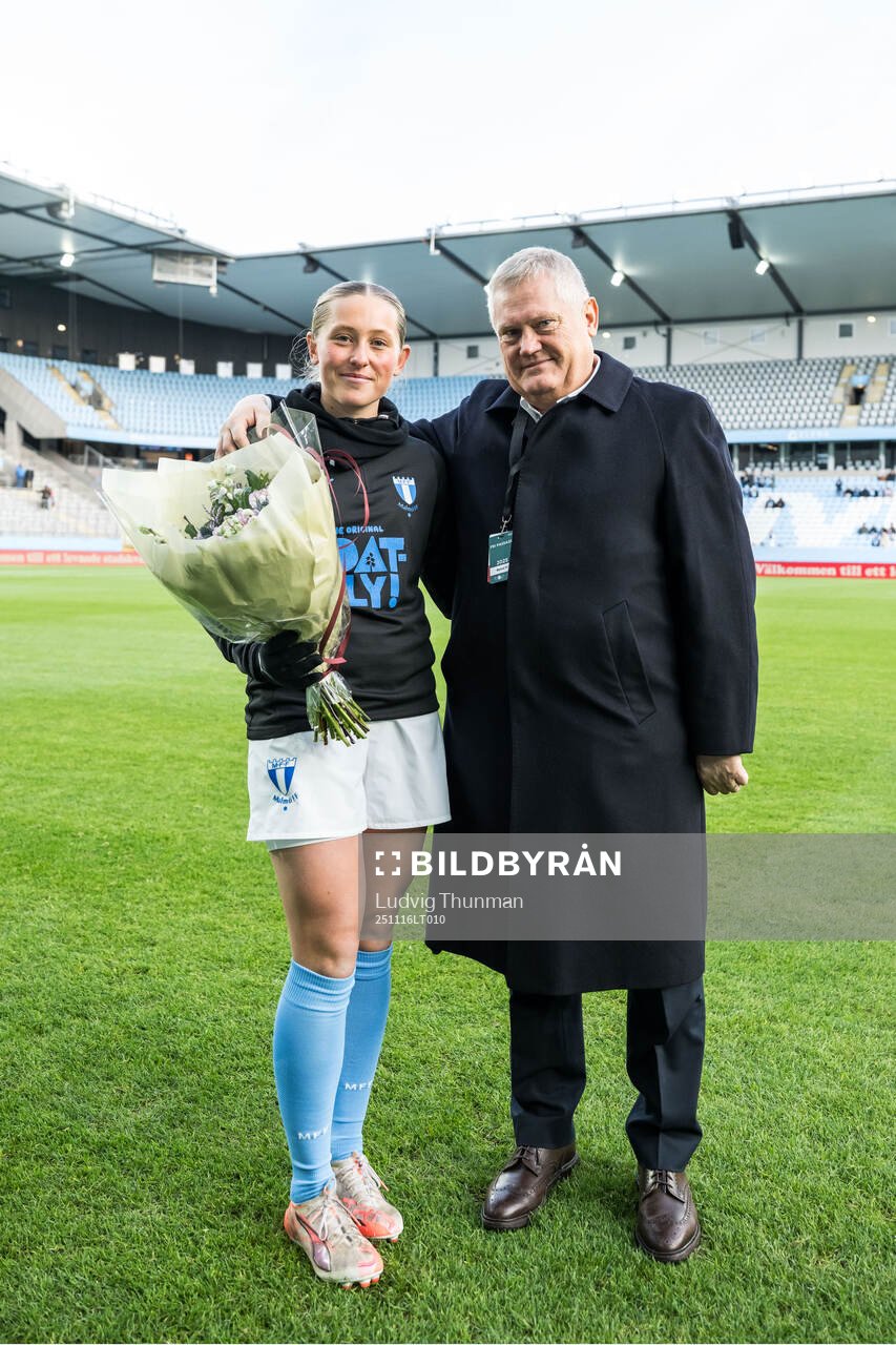 Malmö FFs Petronella Winblad tackas av ordförande Anders