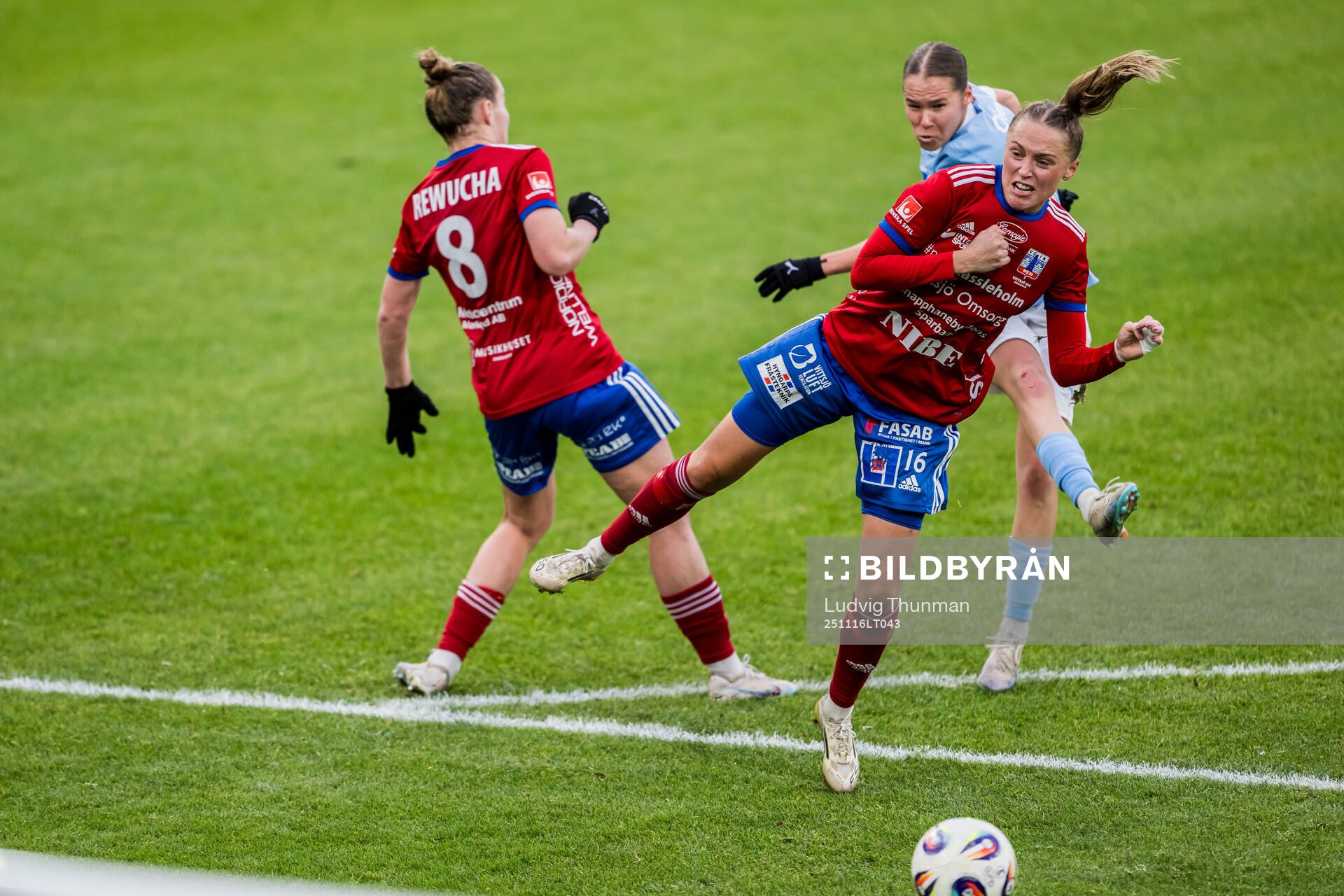 Vittsjös Sofie Rewucha och Malmö FFs Karoline Olesen