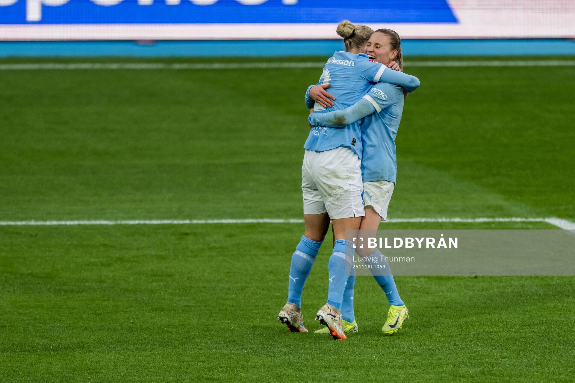 Malmö FFs Katariina Kosola och Nathalie Hoff Persson jublar