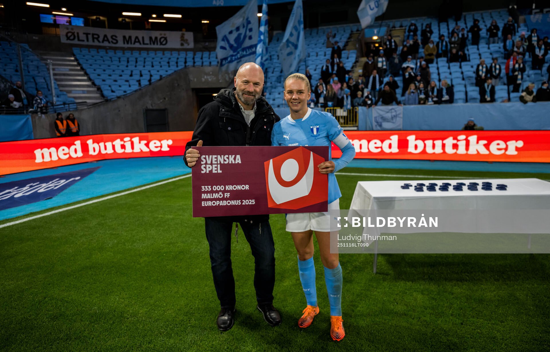 Malmö FFs Nellie Lilja får en check av Svenska Spels Ola
