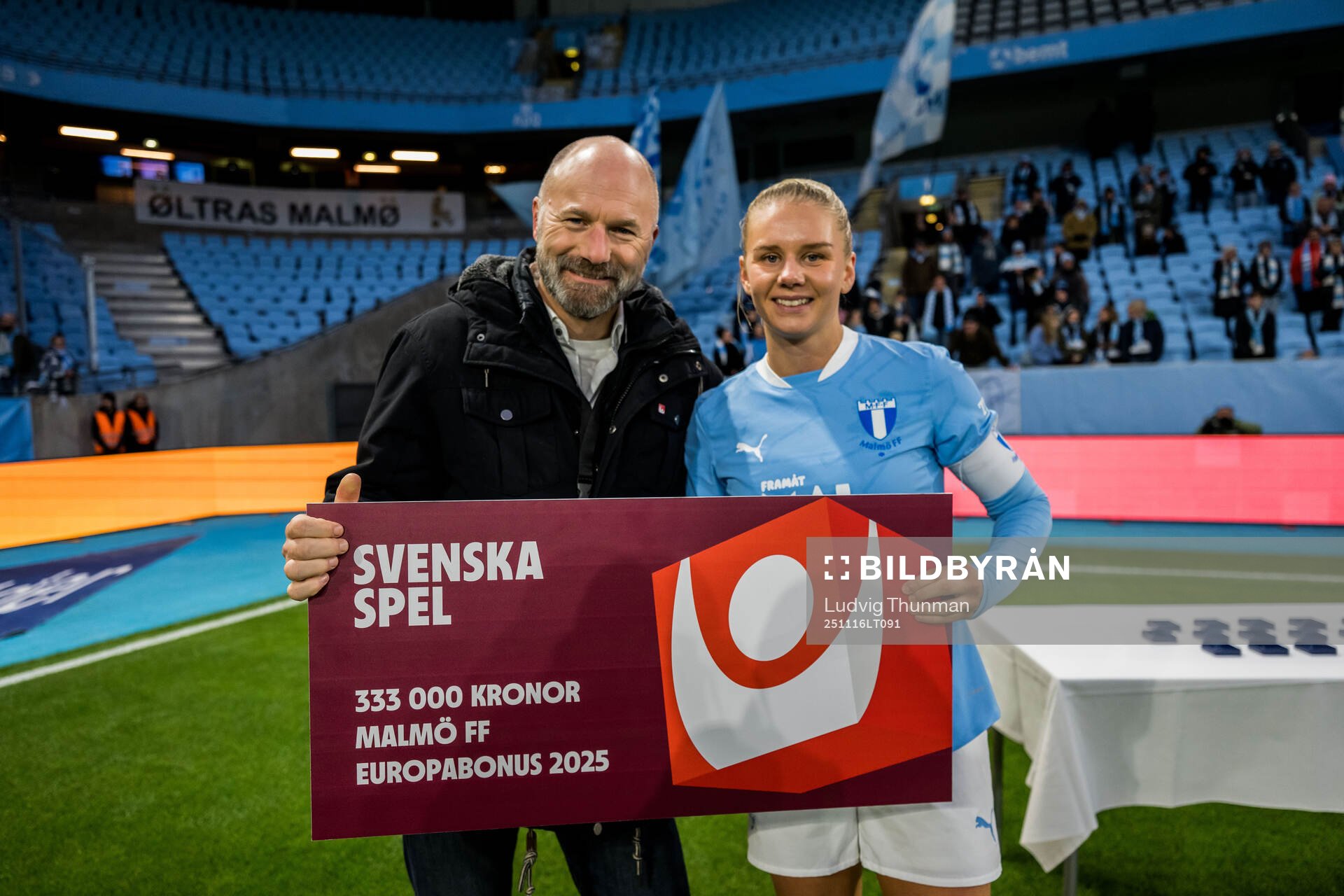 Malmö FFs Nellie Lilja får en check av Svenska Spels Ola