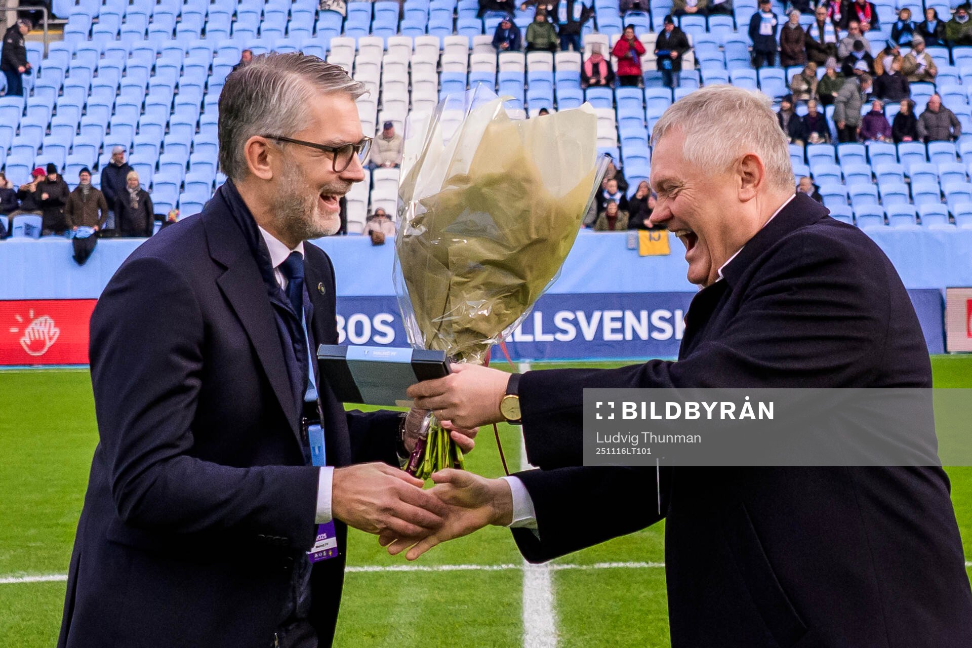 Malmö FFs avgående VD Niclas Carlnén får blommor av