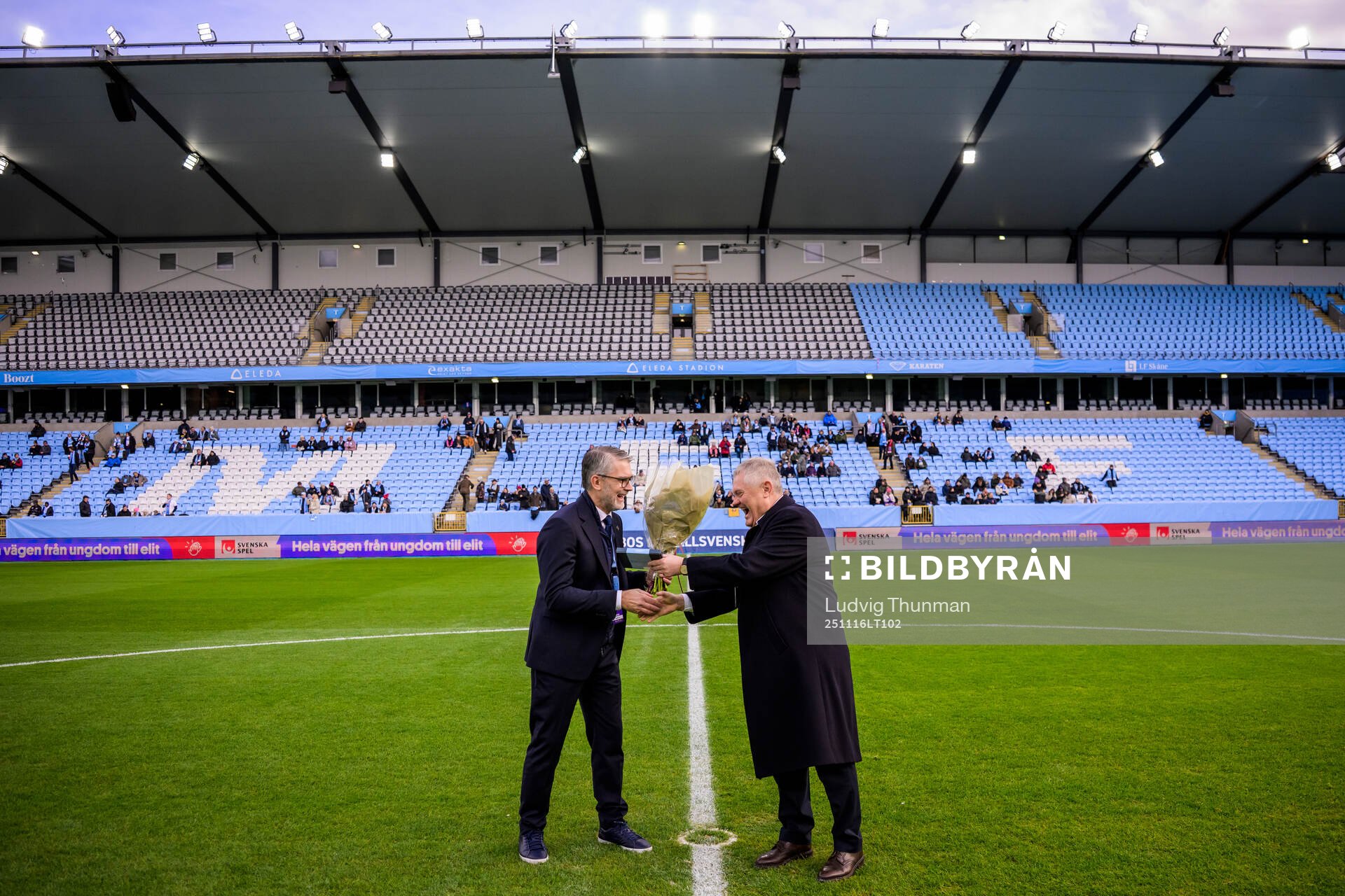 Malmö FFs avgående VD Niclas Carlnén får blommor av