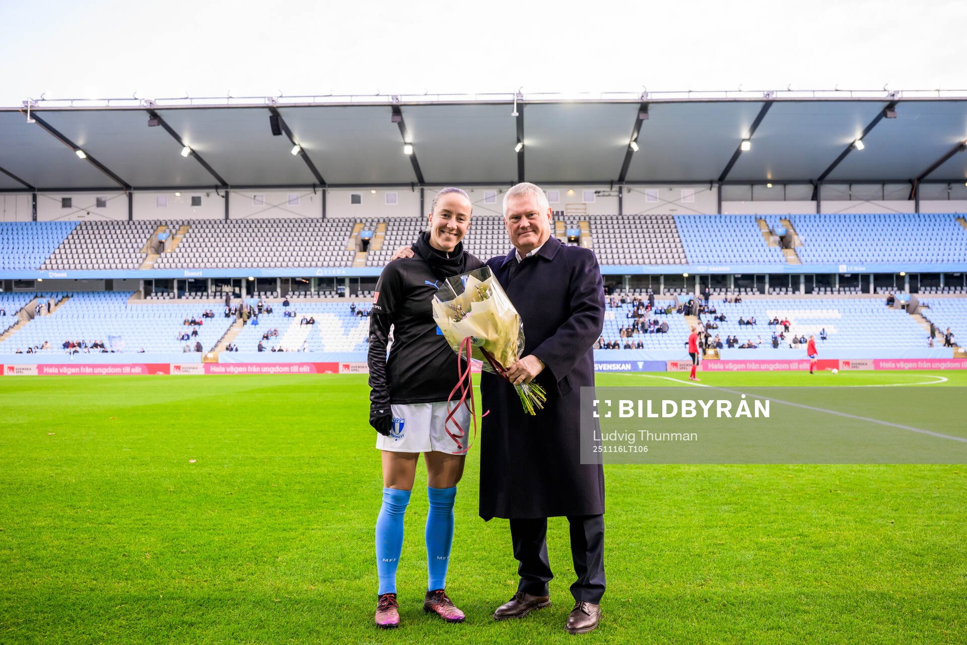 Malmö FFs Anna Plantin får blommor av ordförande Anders