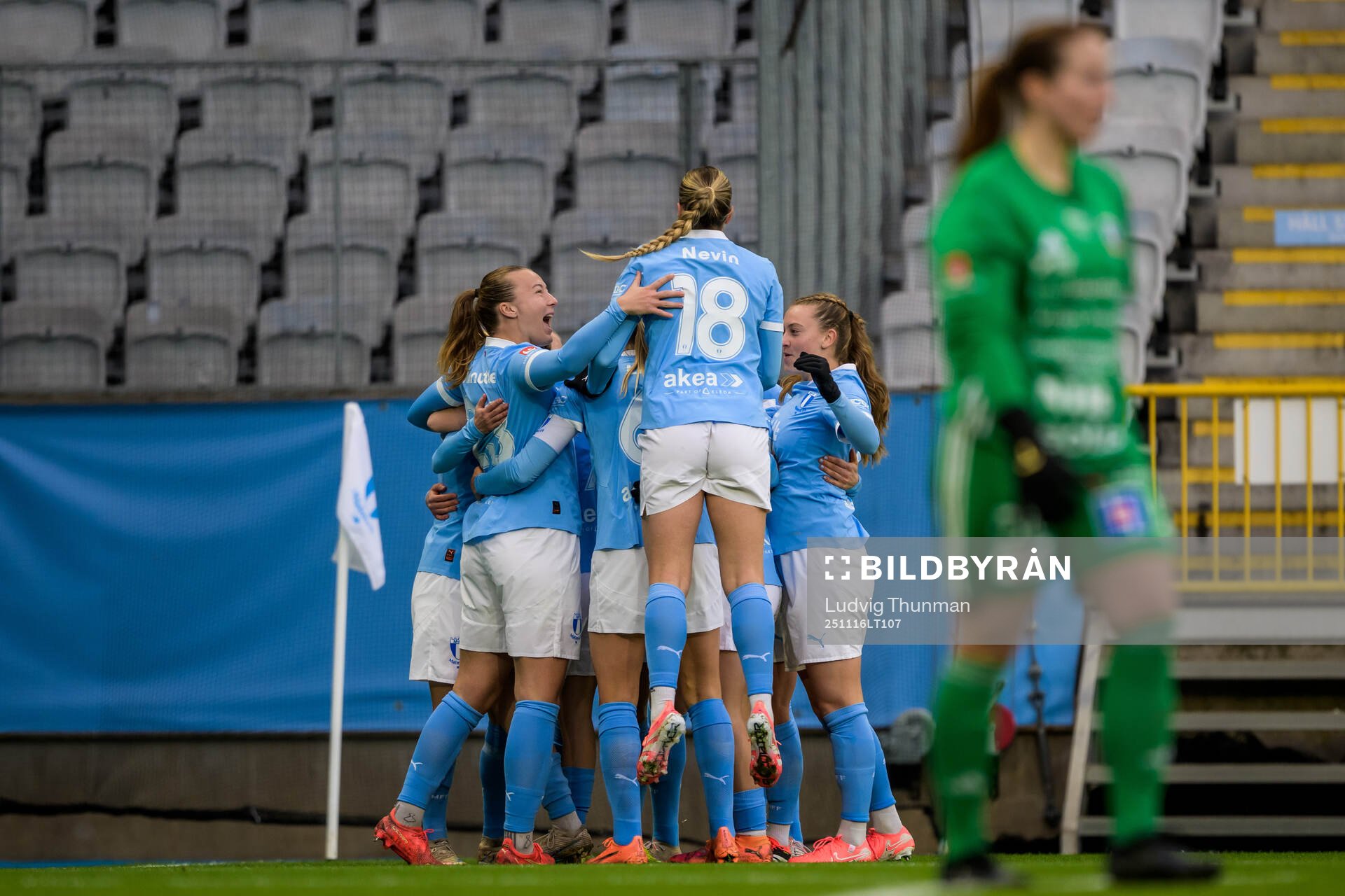 Malmö FFs Katariina Kosola kramas om av lagkamraterna