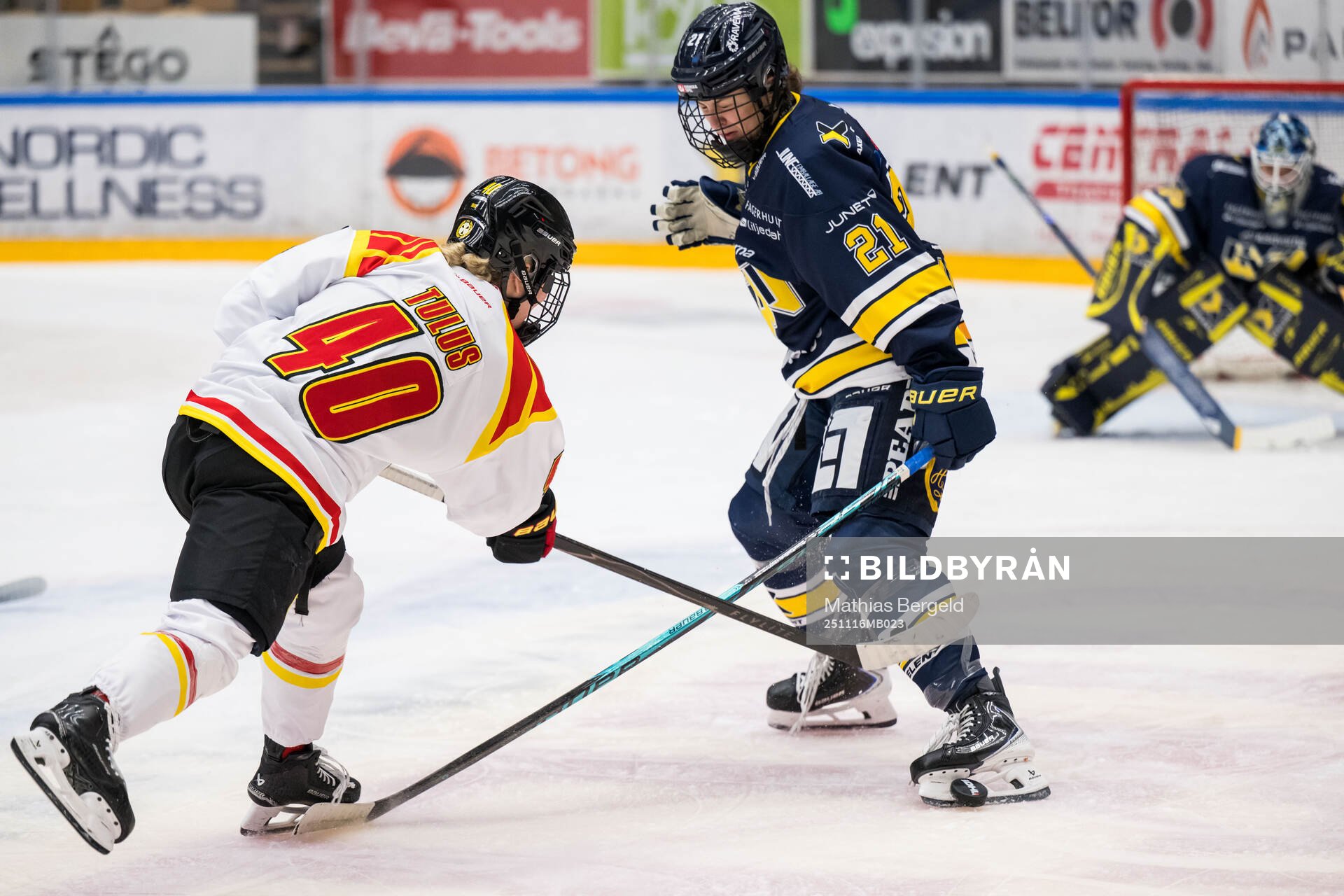 Brynäs Noora Tulus och HV71s Evelyne Blais-Savoie