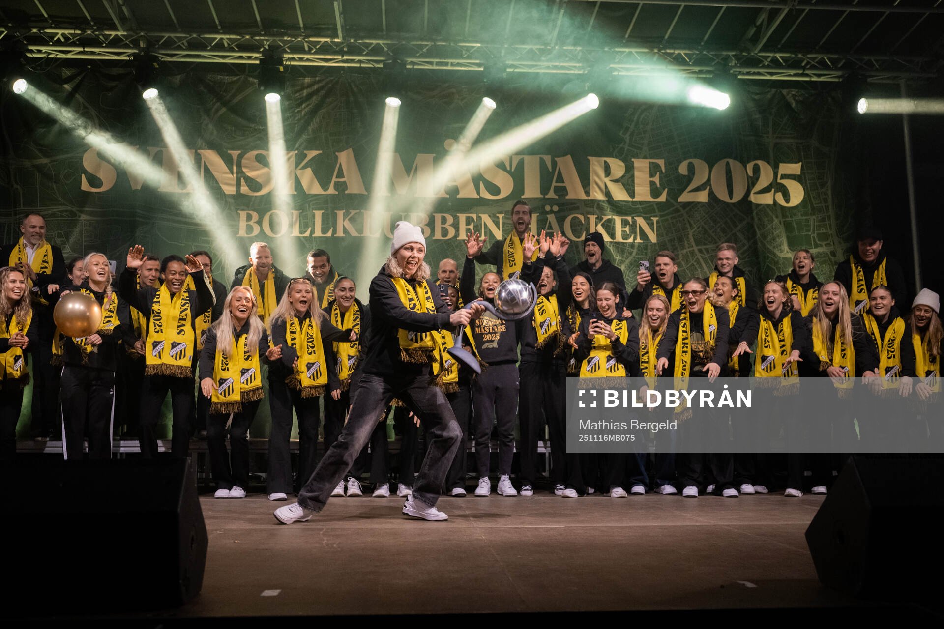 Målvakt Jennifer Falk med Kronprinsessan Viktorias pokal