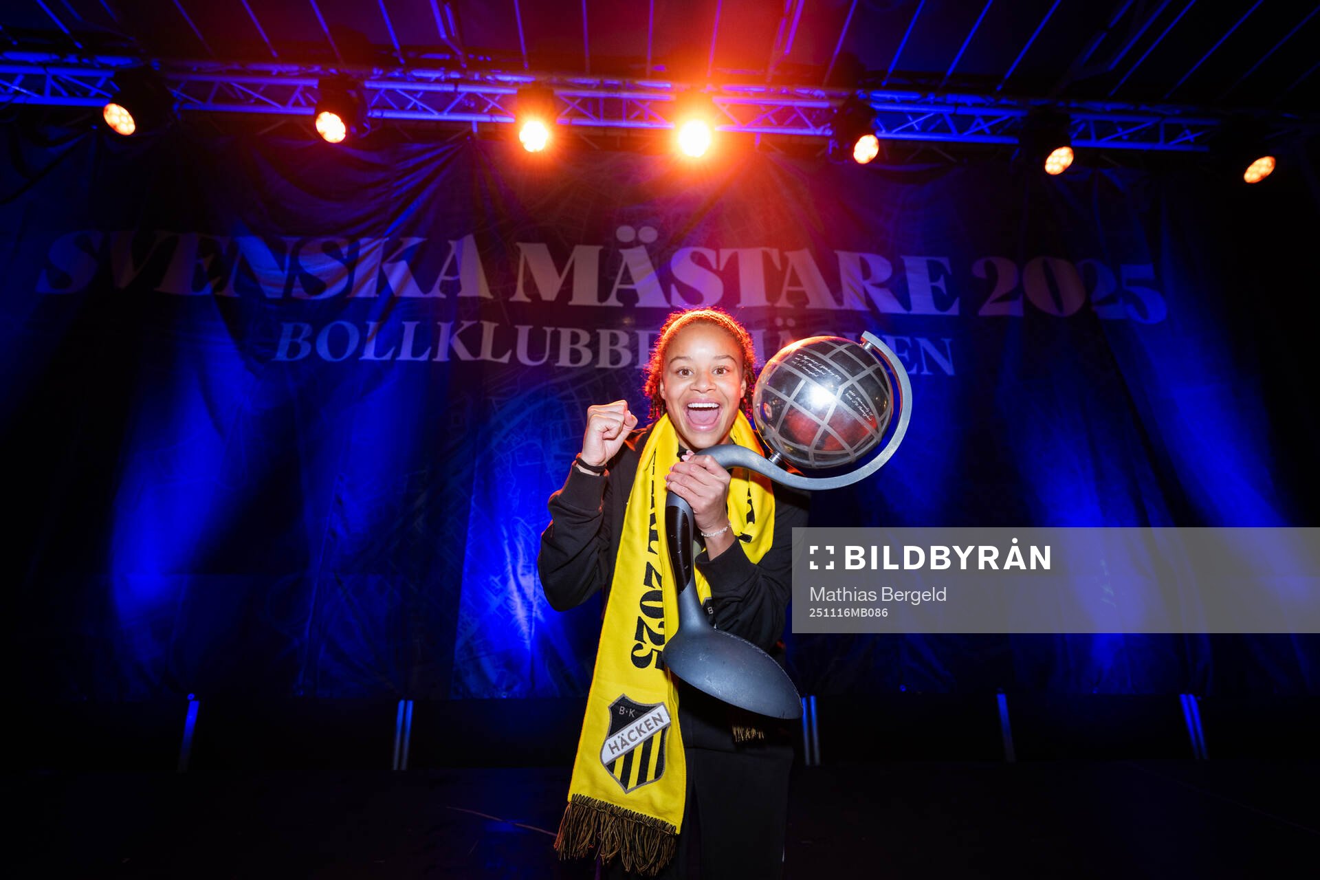 Felicia Schröder jublar med Kronprinsessan Victorias pokal