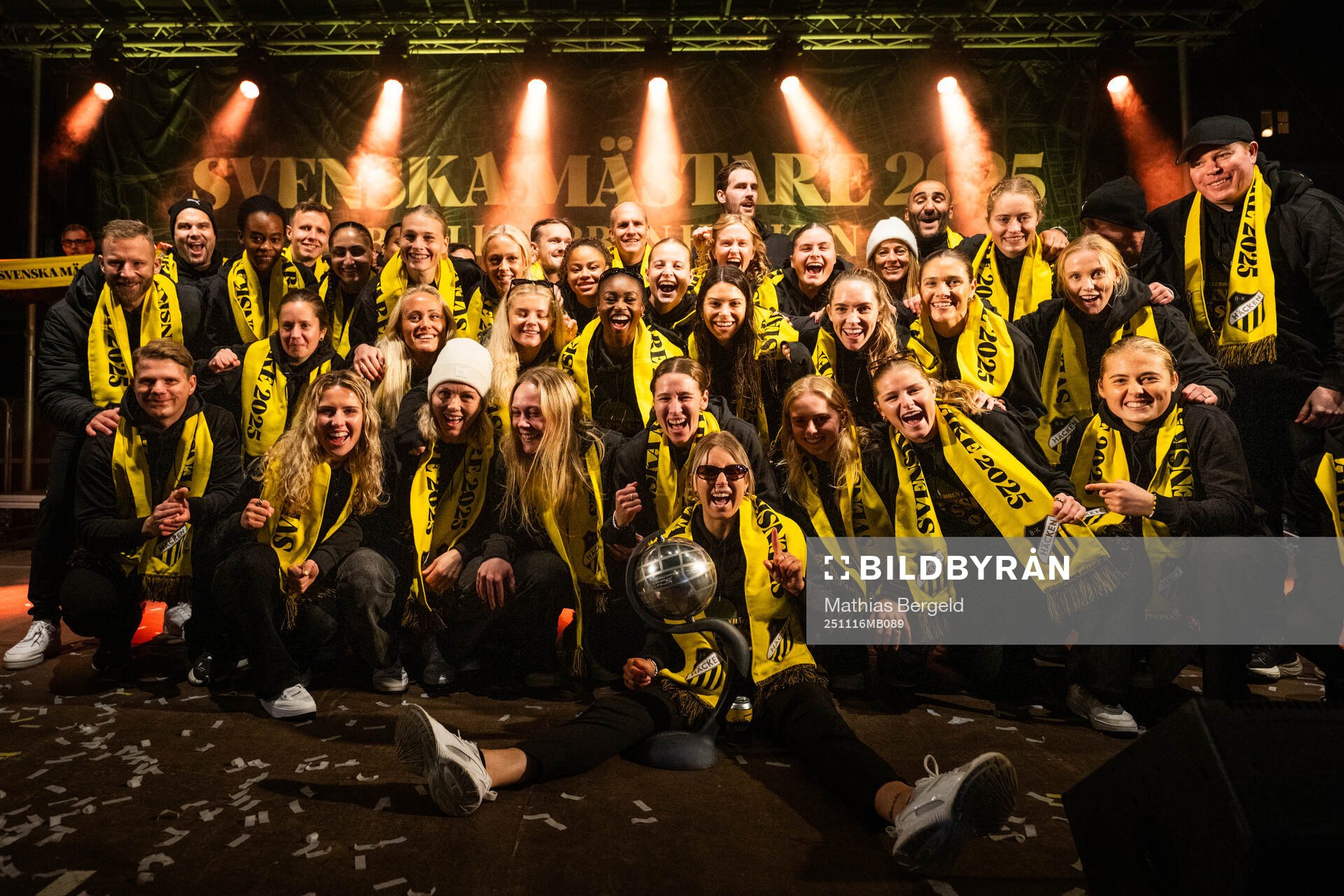 Spelare och ledare jublar med Kronprinsessan Victorias pokal