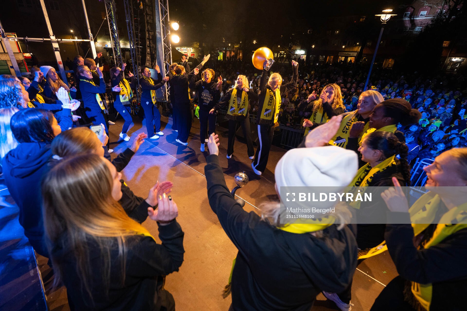 Spelarna dansar