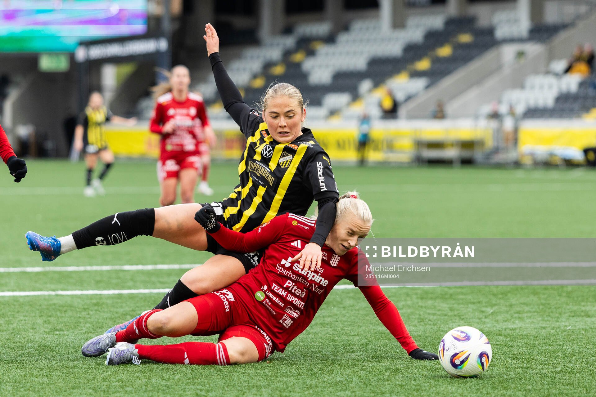 Häckens Paulina Nyström och Piteås Wilma Carlsson