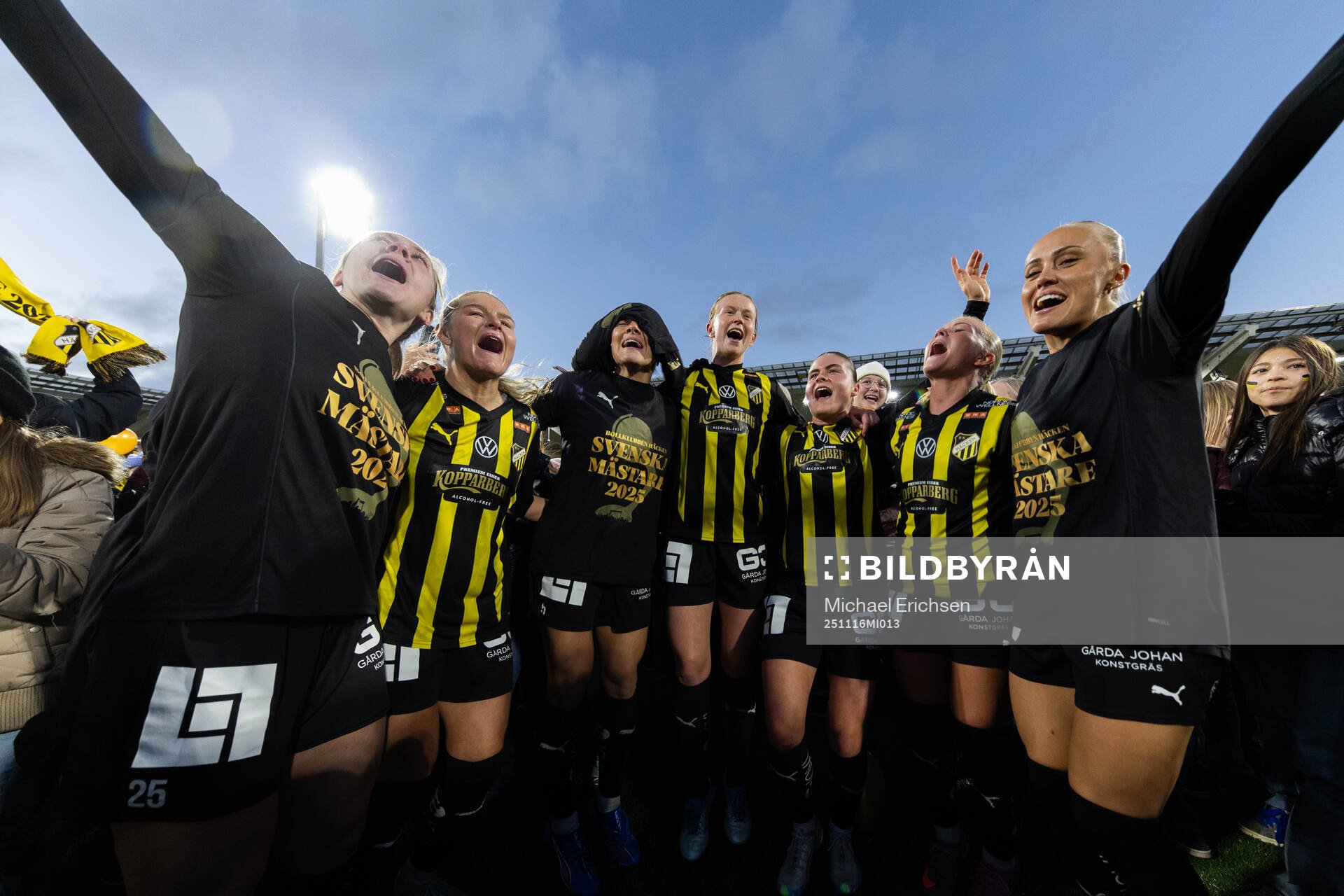 Spelare ur Häcken jublar