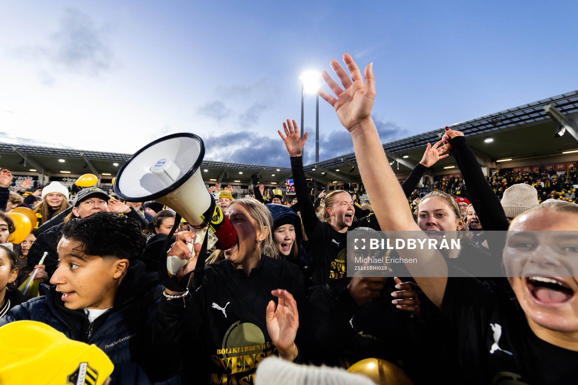 Spelare ur Häcken jublar