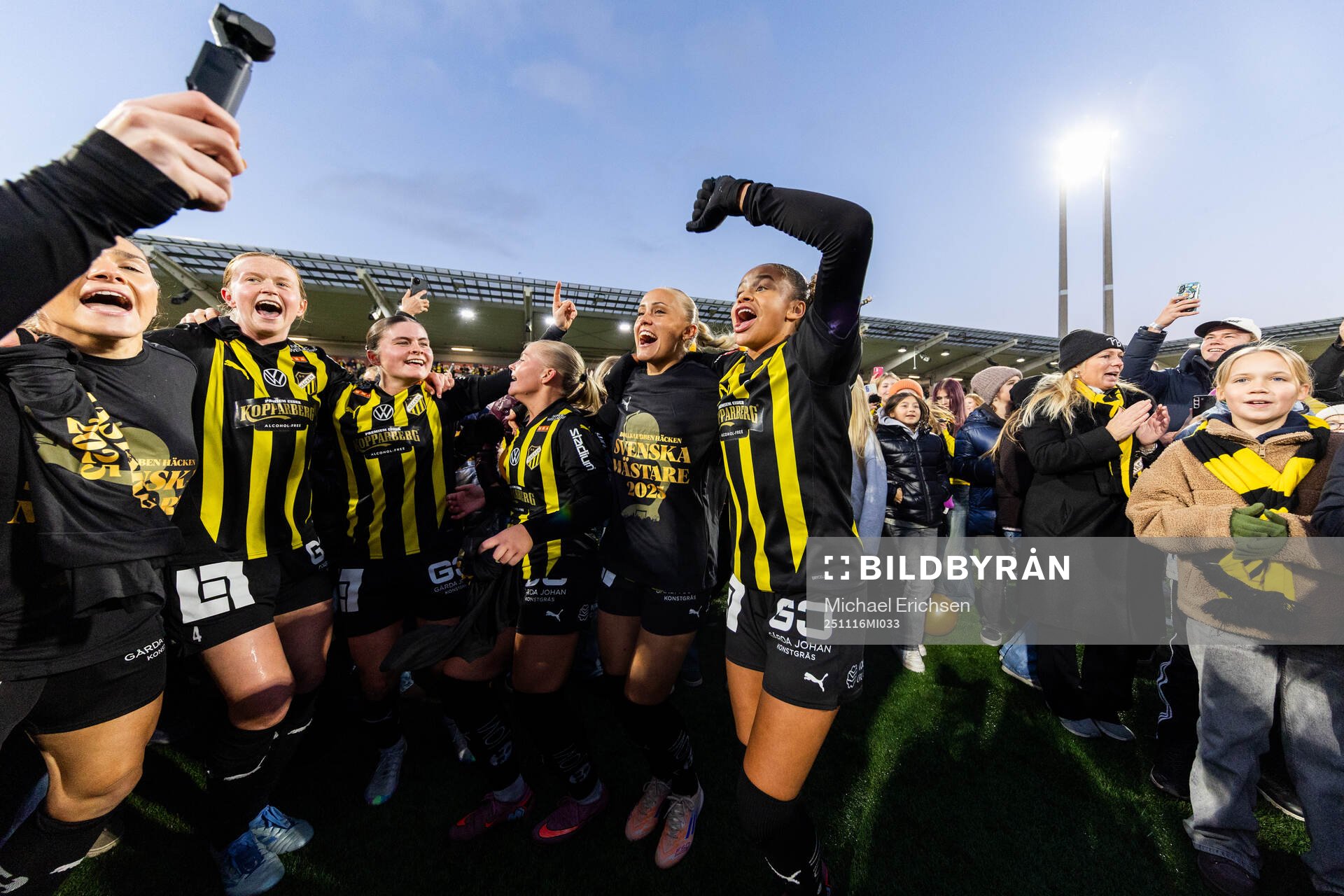 Spelare ur Häcken jublar