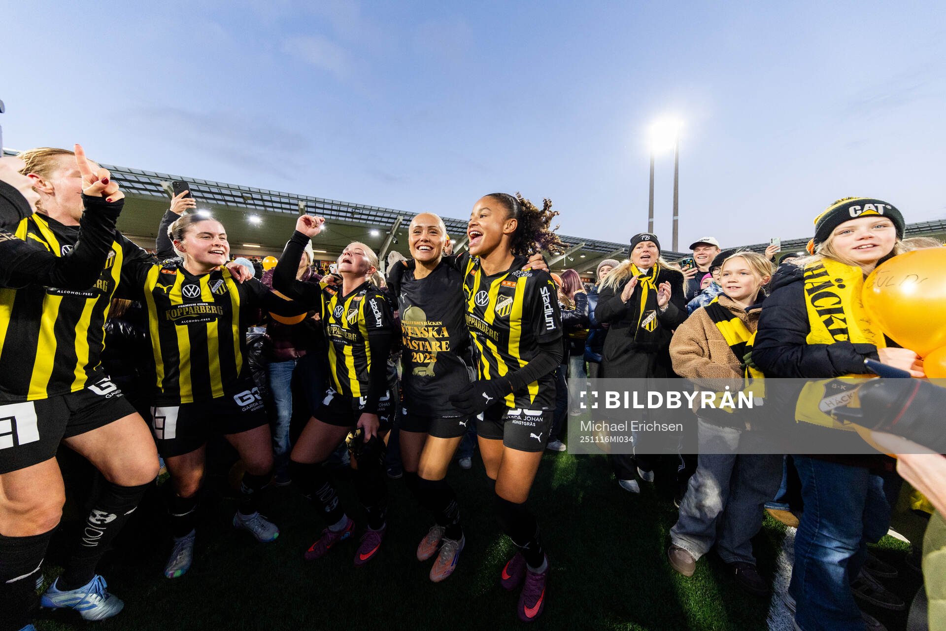 Spelare ur Häcken jublar
