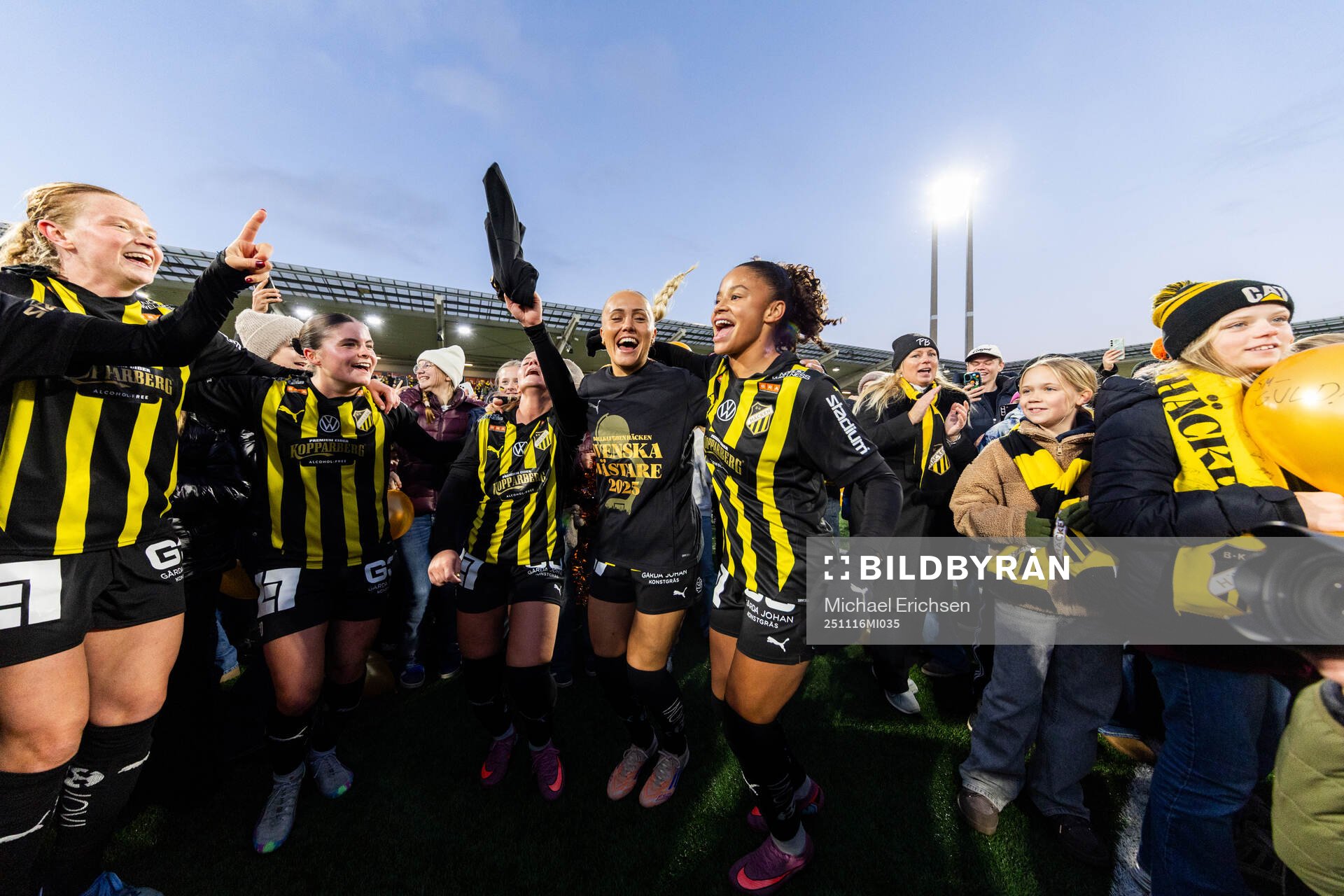 Spelare ur Häcken jublar