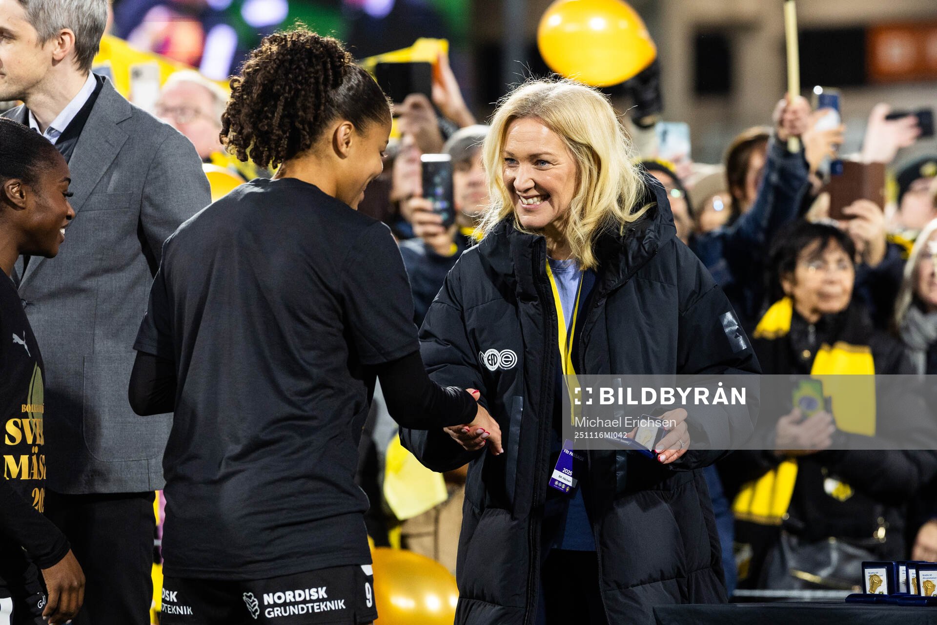 Häckens Felicia Schröder tar emot en medalj av EFDs