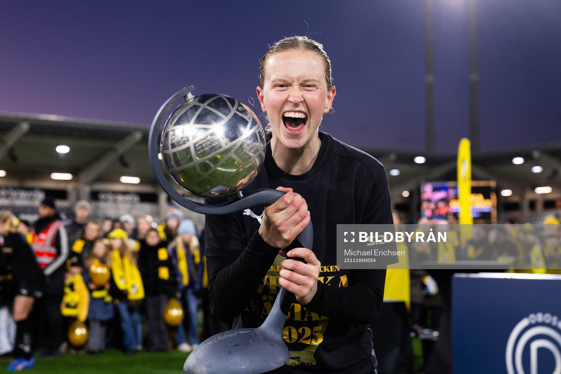 Häckens Emma Östlund med Kronprinsessans Viktorias pokal