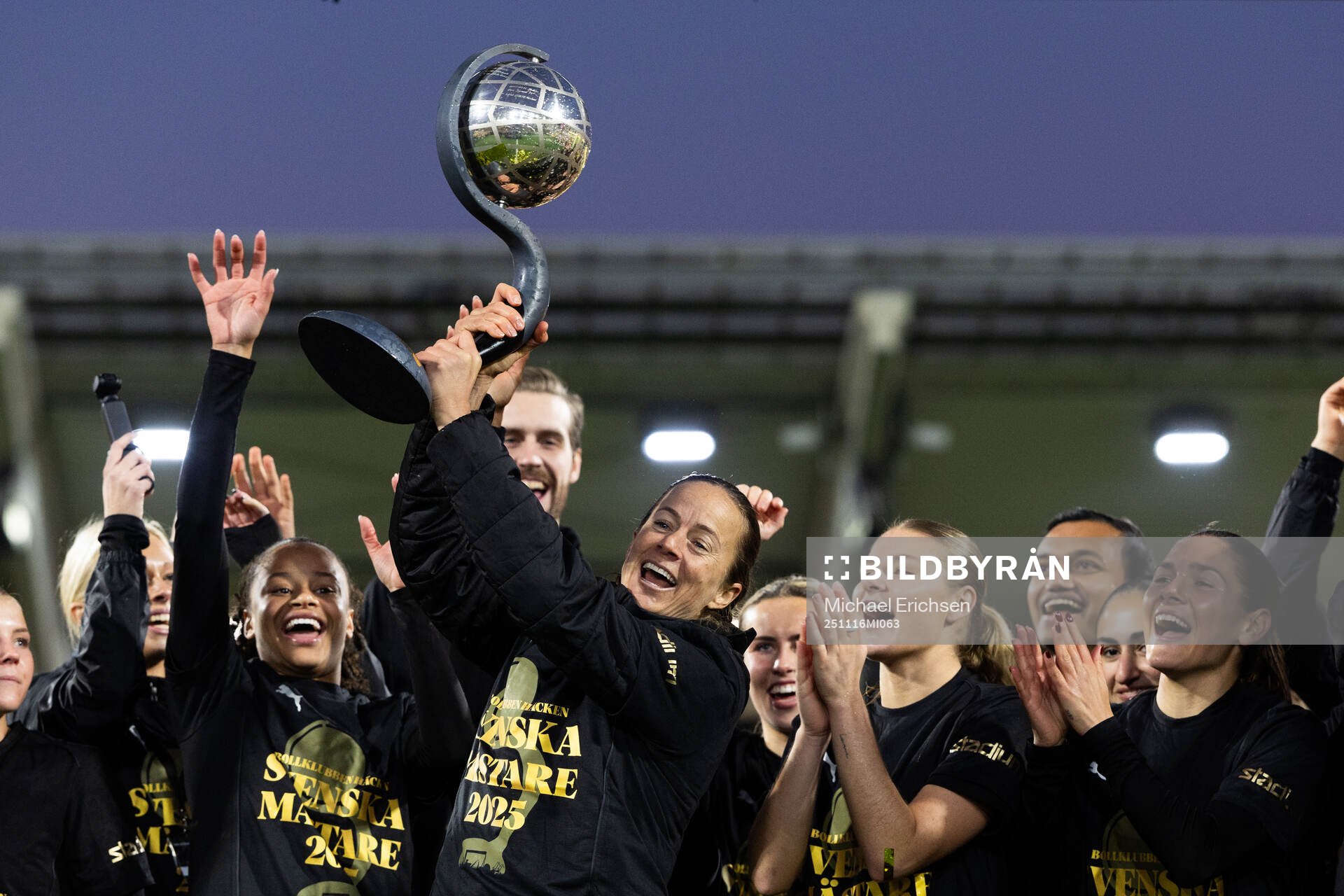 Häckens Aivi Luik jublar med Kronprinsessan Victorias pokal