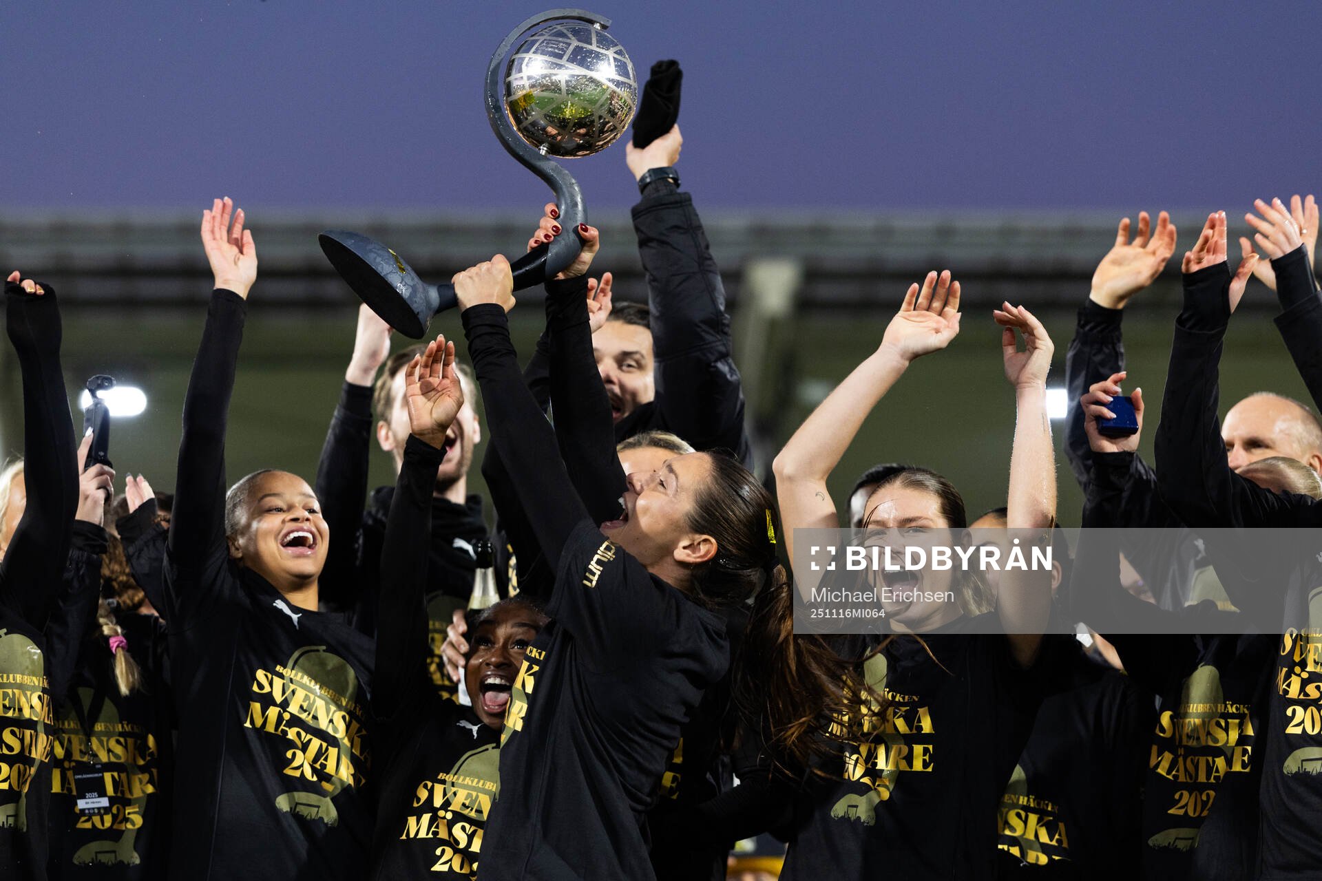 Häckens Mary Caroline Wickenheiser jublar med