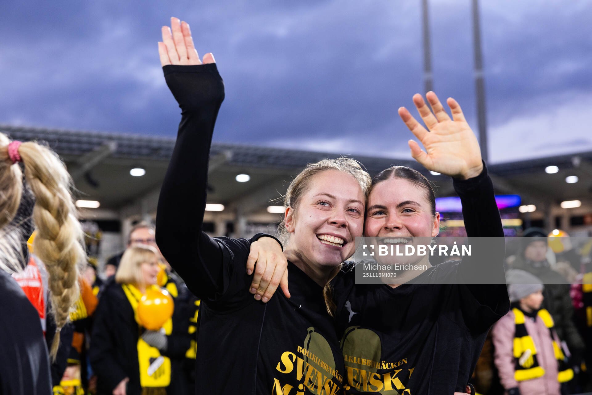 Häckens Alice Bergström och Hanna Wijk jublar