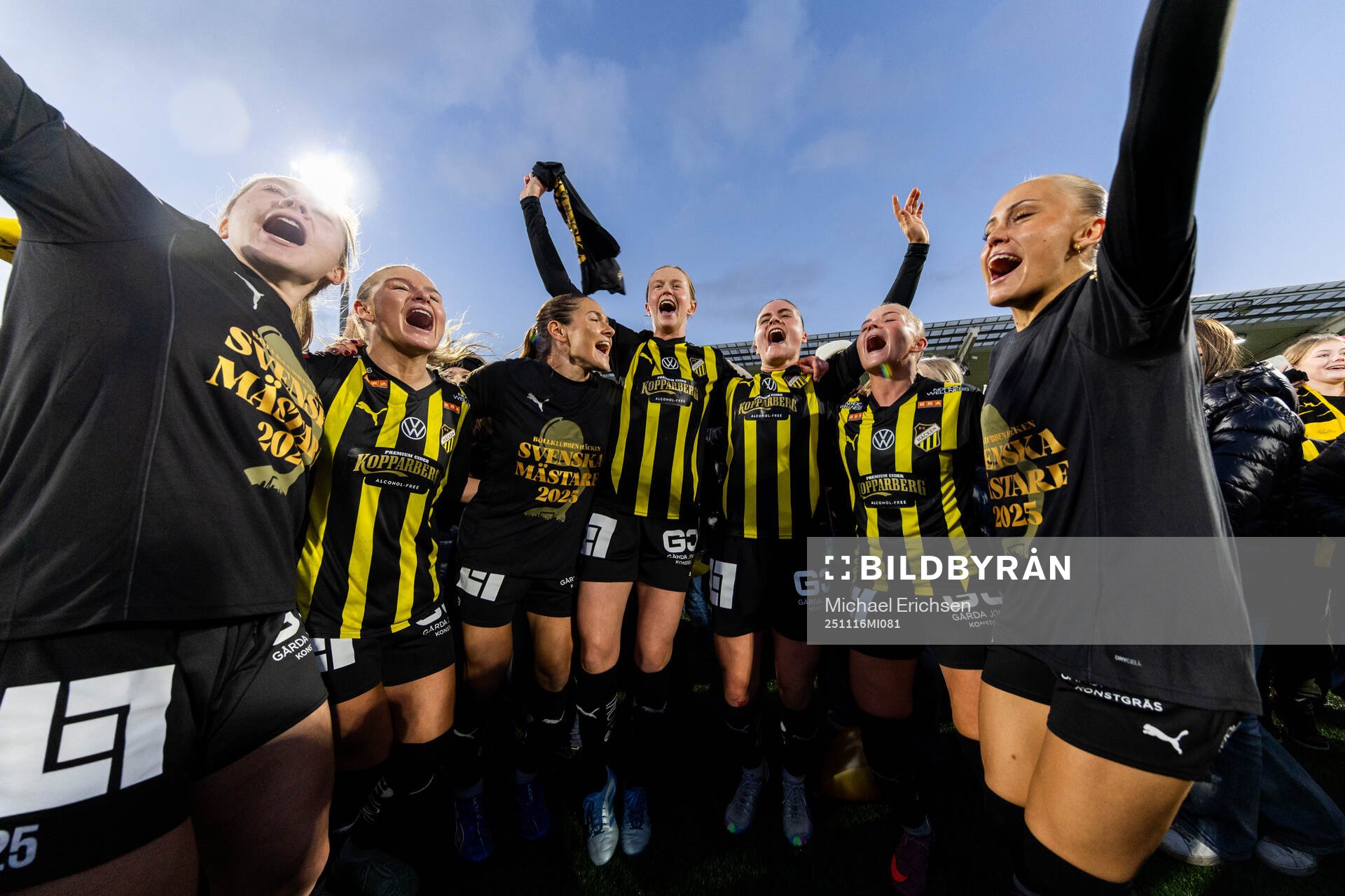 Spelare ur Häcken jublar
