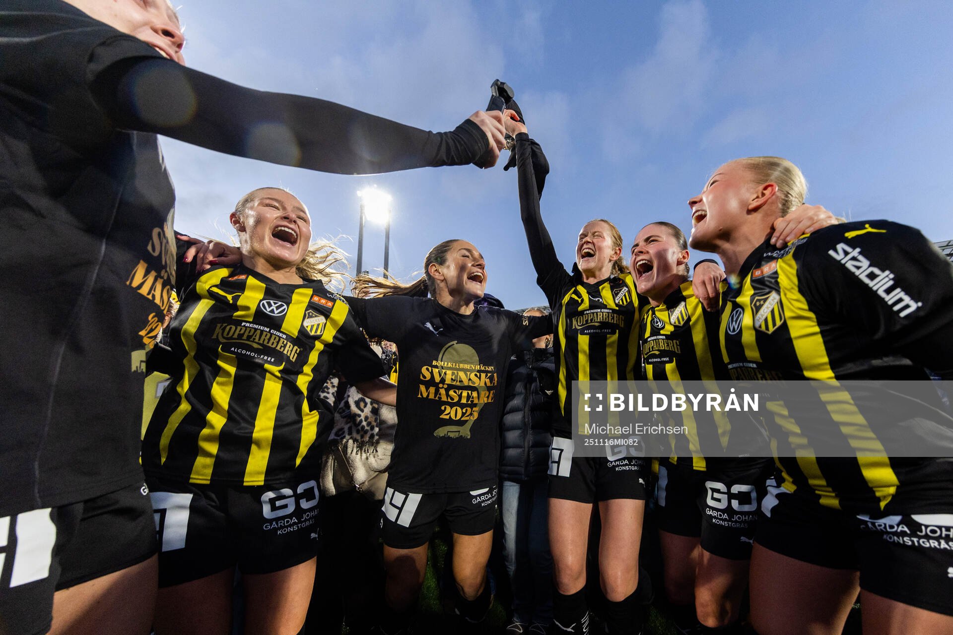 Spelare ur Häcken jublar