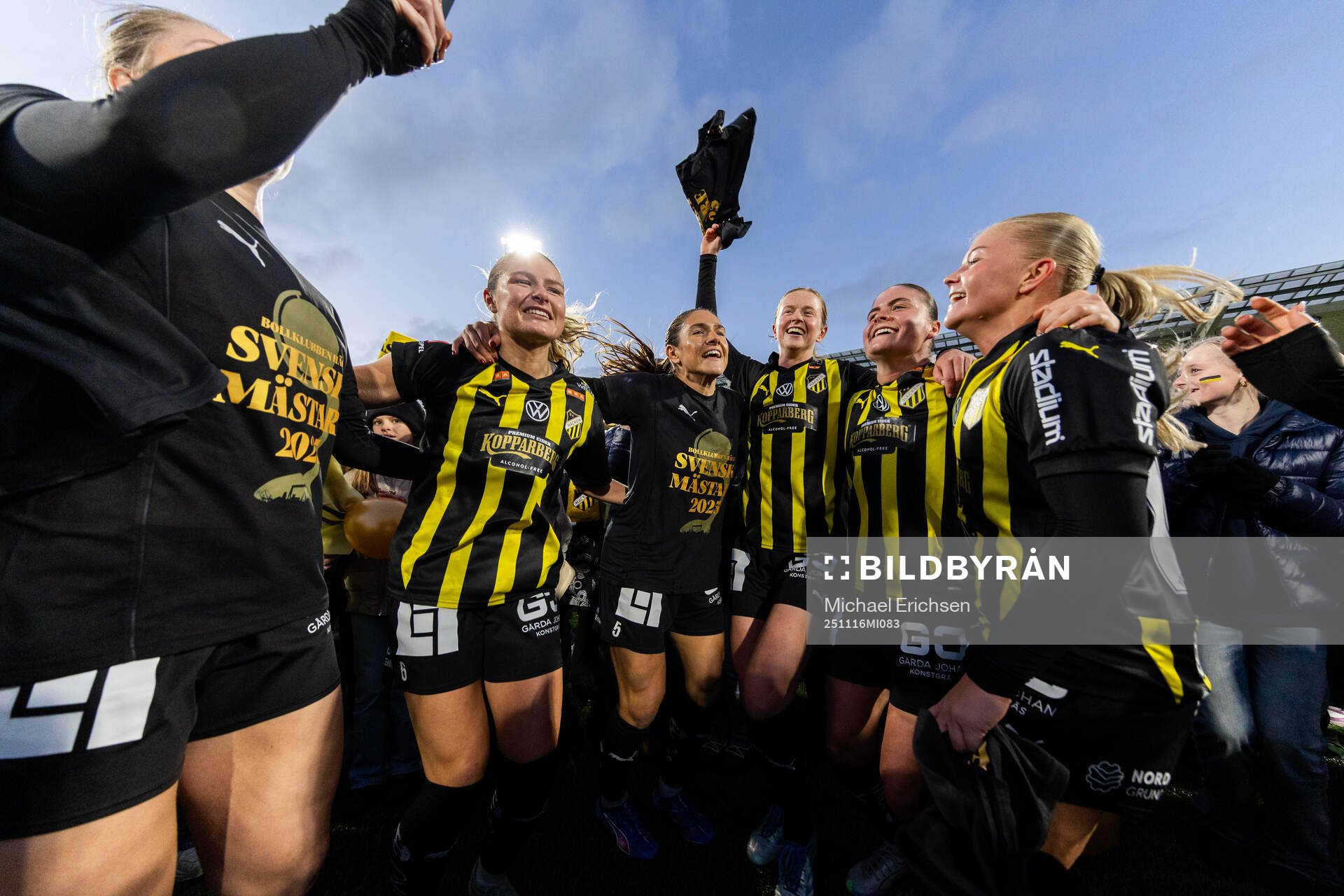 Spelare ur Häcken jublar