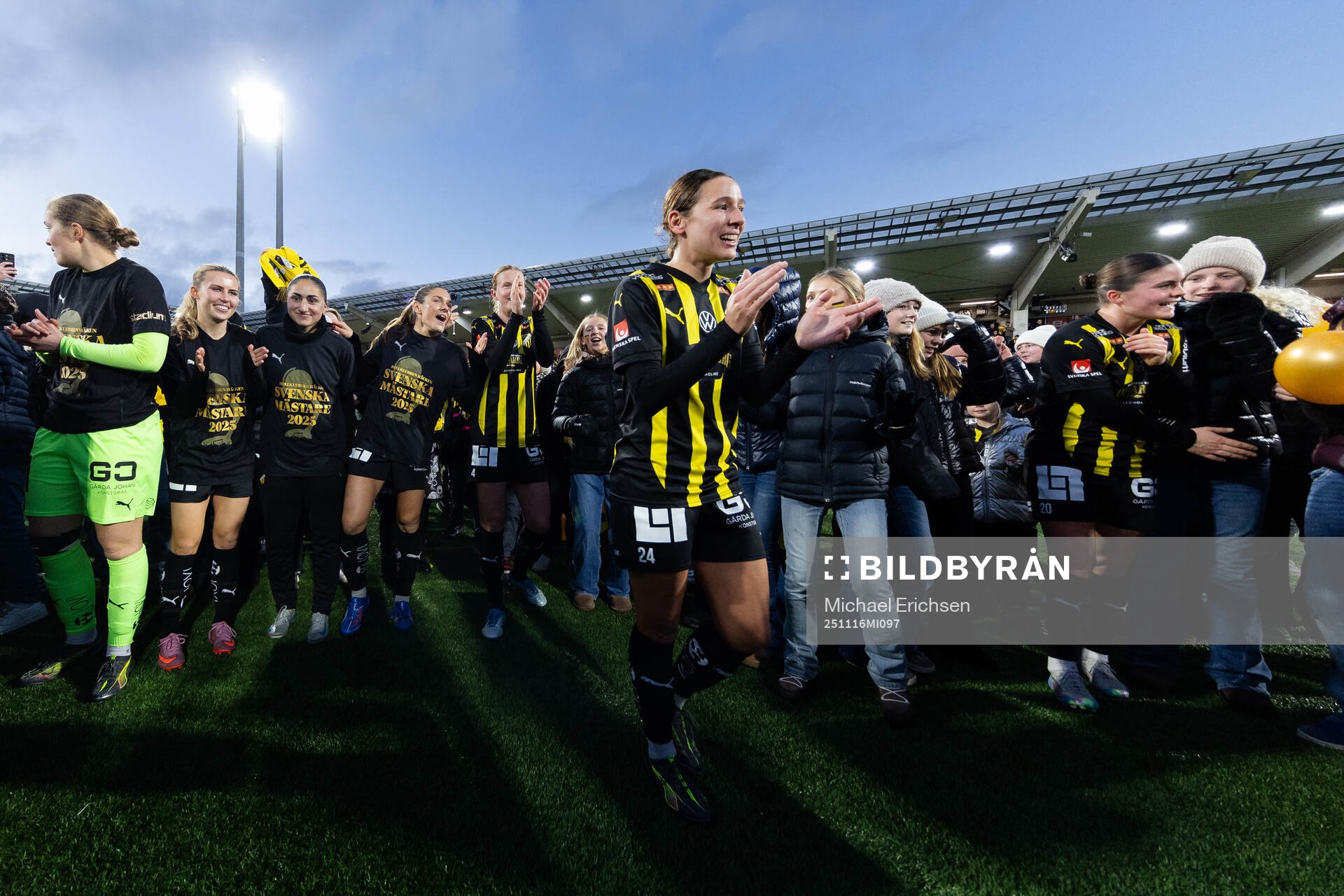 Häckens spelare jublar